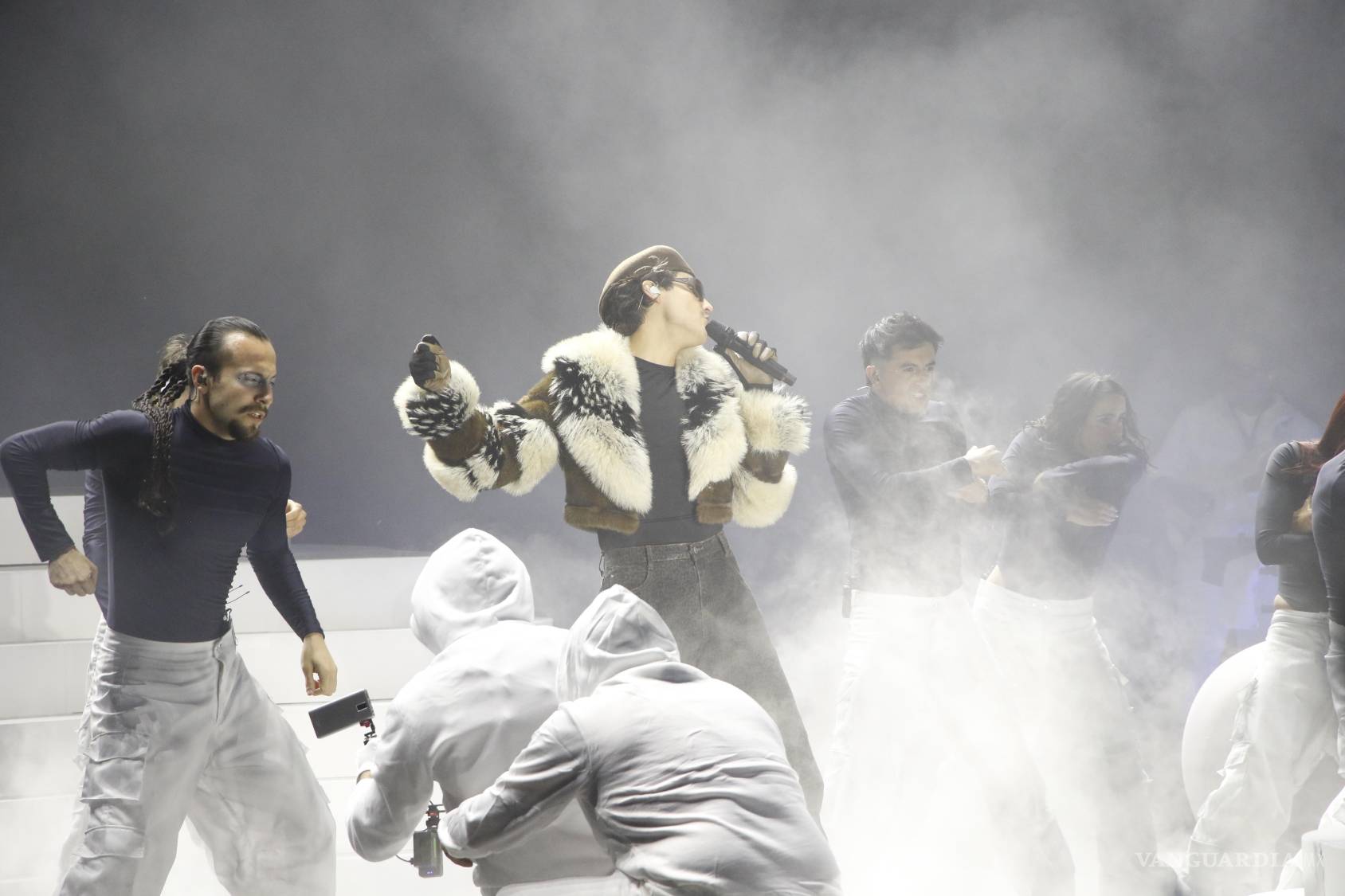 $!Las canciones encendieron más el ánimo de los asistentes al show.