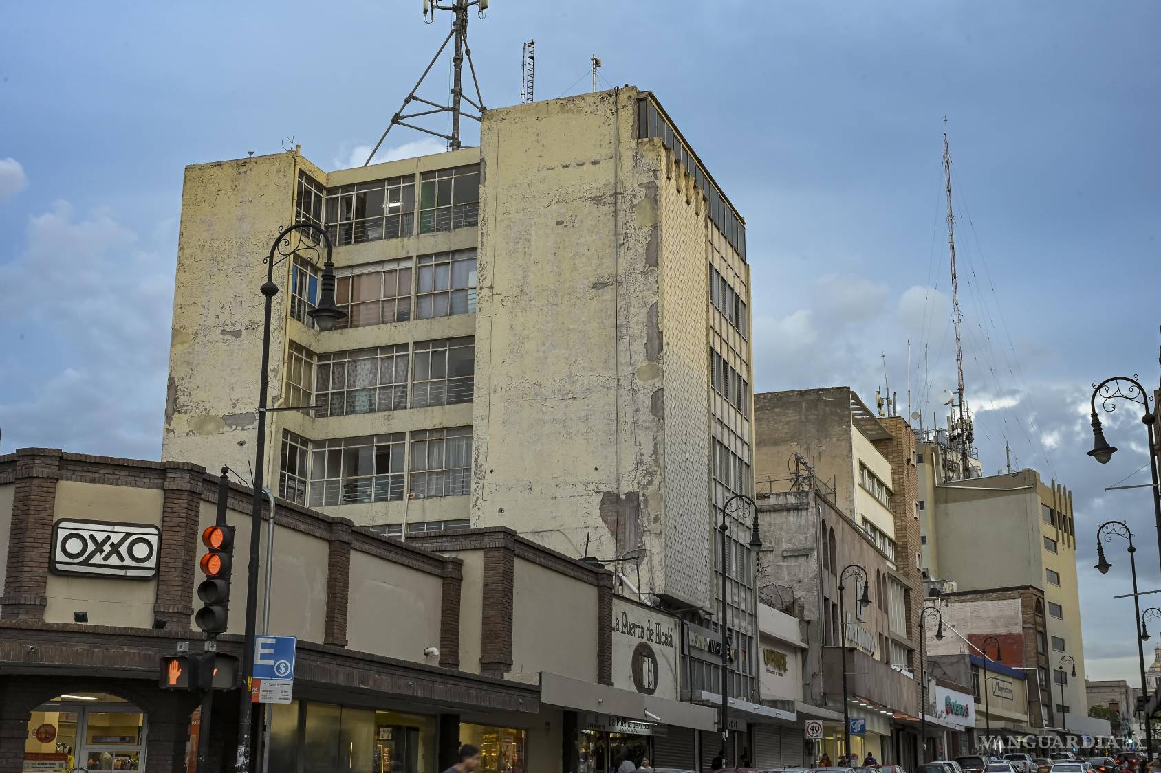 $!Desde el norte hacia el sur, la calle Allende deja ver una sucesión de fachadas, antiguos comercios y edificios modernos. Su paisaje actual también conserva las huellas de una modernización que amplió calles y sacrificó construcciones para facilitar el paso del automóvil.