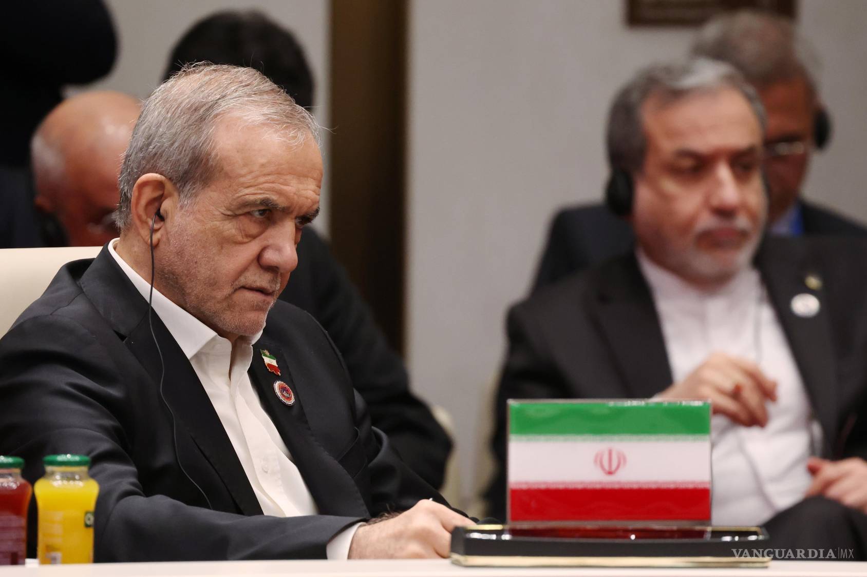 $!El presidente iraní Masoud Pezeshkian, a la izquierda, en la cumbre de la Organización de Cooperación de Shanghái (OCS), en Biskek, Kirguistán.