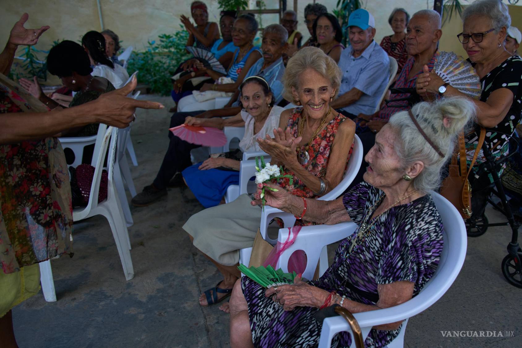 $!La gente aplaude a Teresita del Rosario González Ricardo, al frente central, durante un evento cultural para personas mayores en La Habana, Cuba.