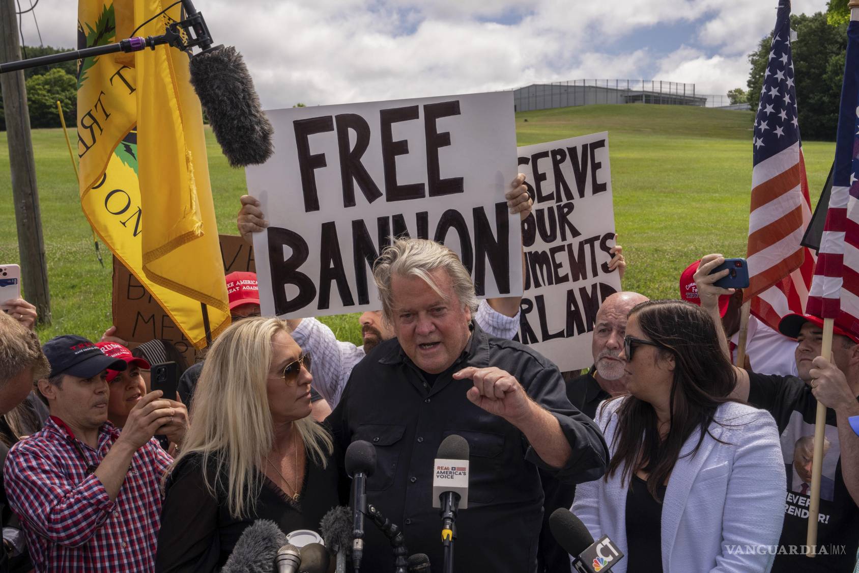$!Steve Bannon habla con la prensa antes de entregarse a la Institución Correccional Federal de Danbury, Connecticut, la mañana del lunes 1 de julio de 2024.