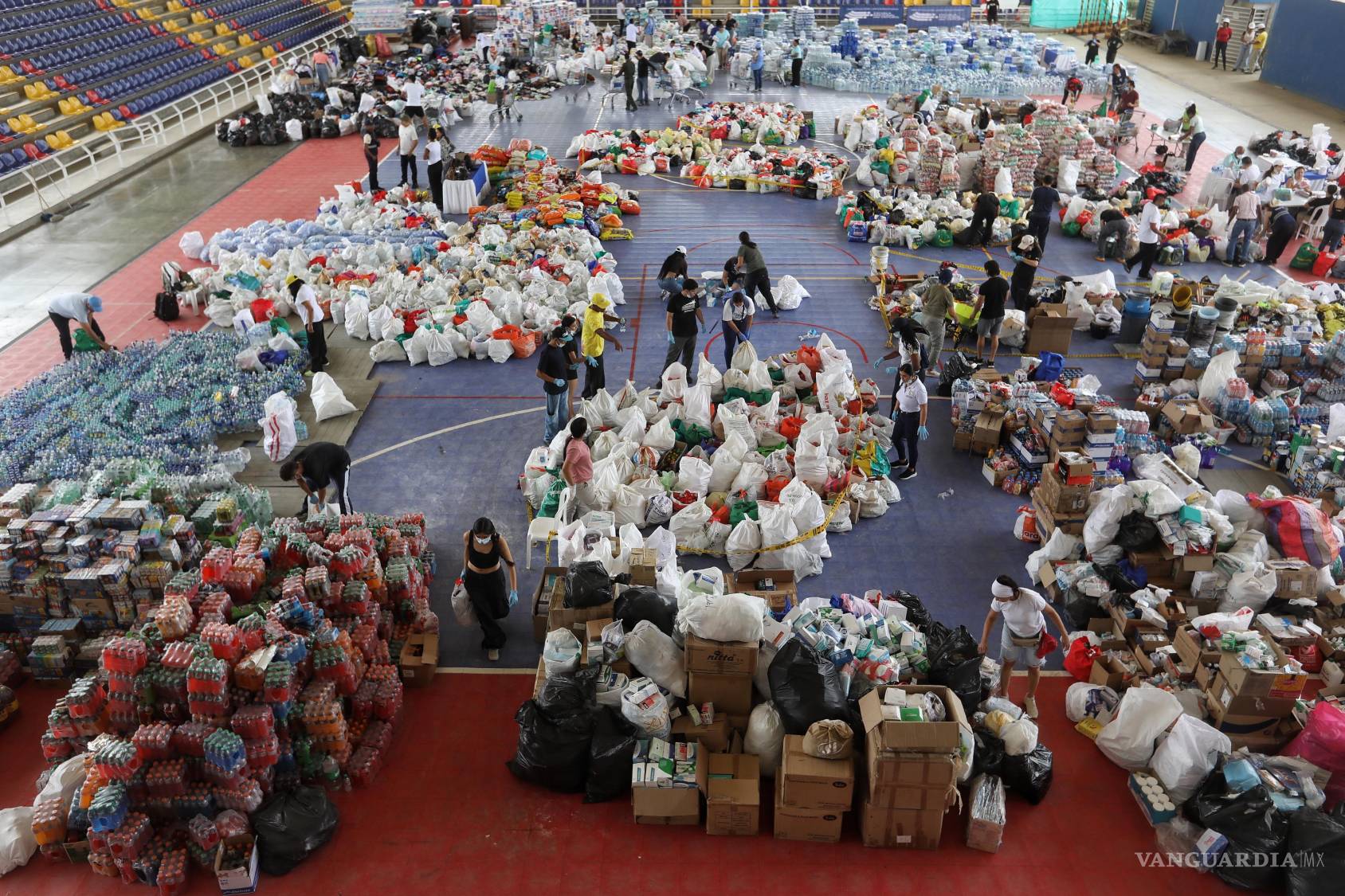 $!Voluntarios clasifican ayuda para las personas afectadas por el terremoto en Cali, Colombia.