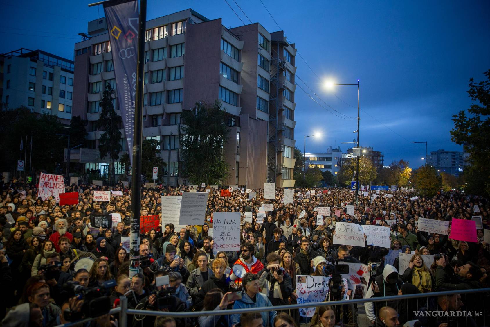 $!Miles de personas protestan en Pristina, Kosovo, el miércoles 28 de octubre de 2026, por el asesinato de la mujer kosovar-estadounidense Arlinda Zekaj; su muerte ha provocado indignación pública y renovadas exigencias de rendición de cuentas ante la violencia contra las mujeres.