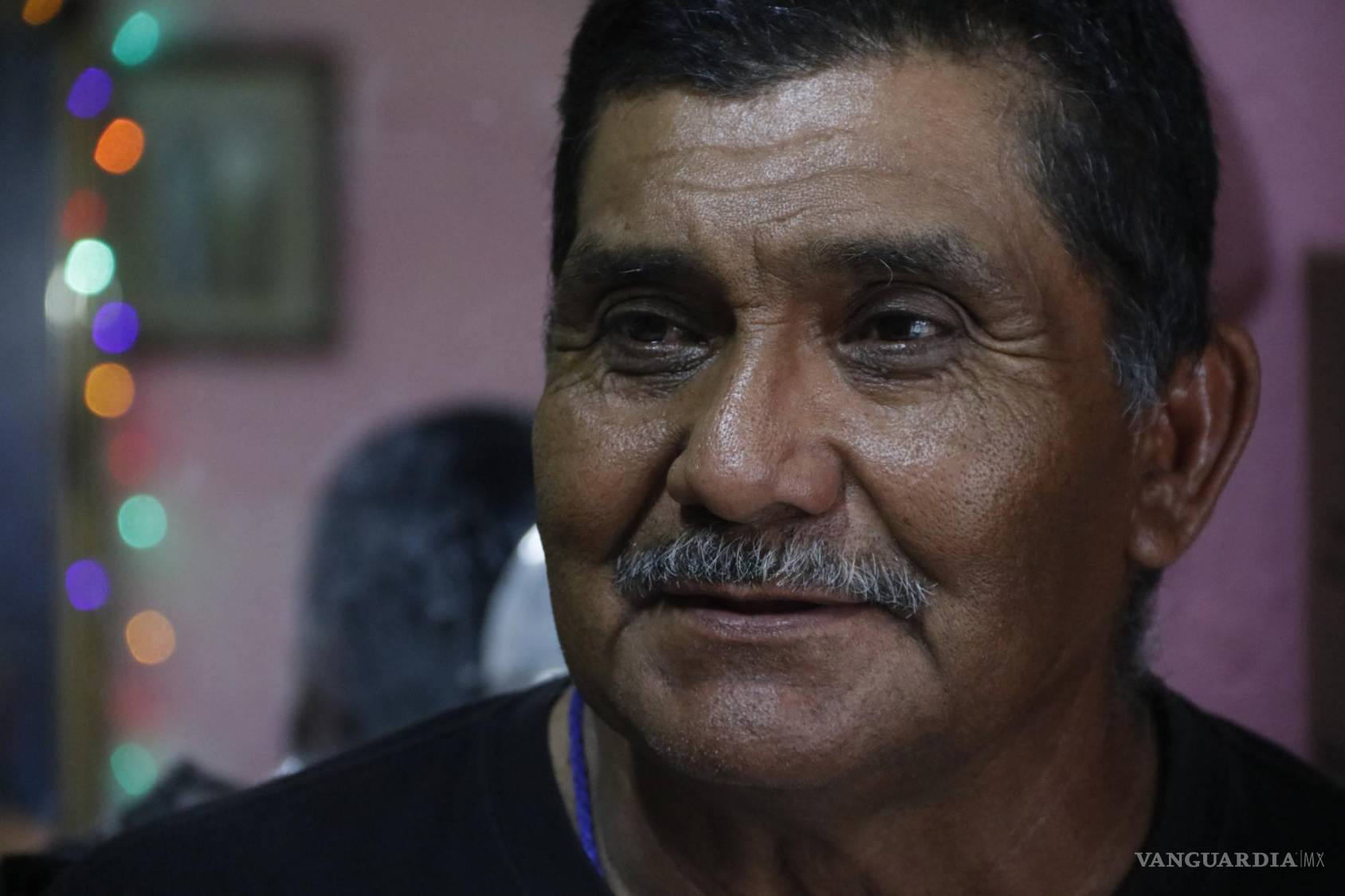 $!Tiene 60 años y 12 los ha dedicado a ser voceador. Empezó a trabajar en esto de pura casualidad, dice don Eloy.