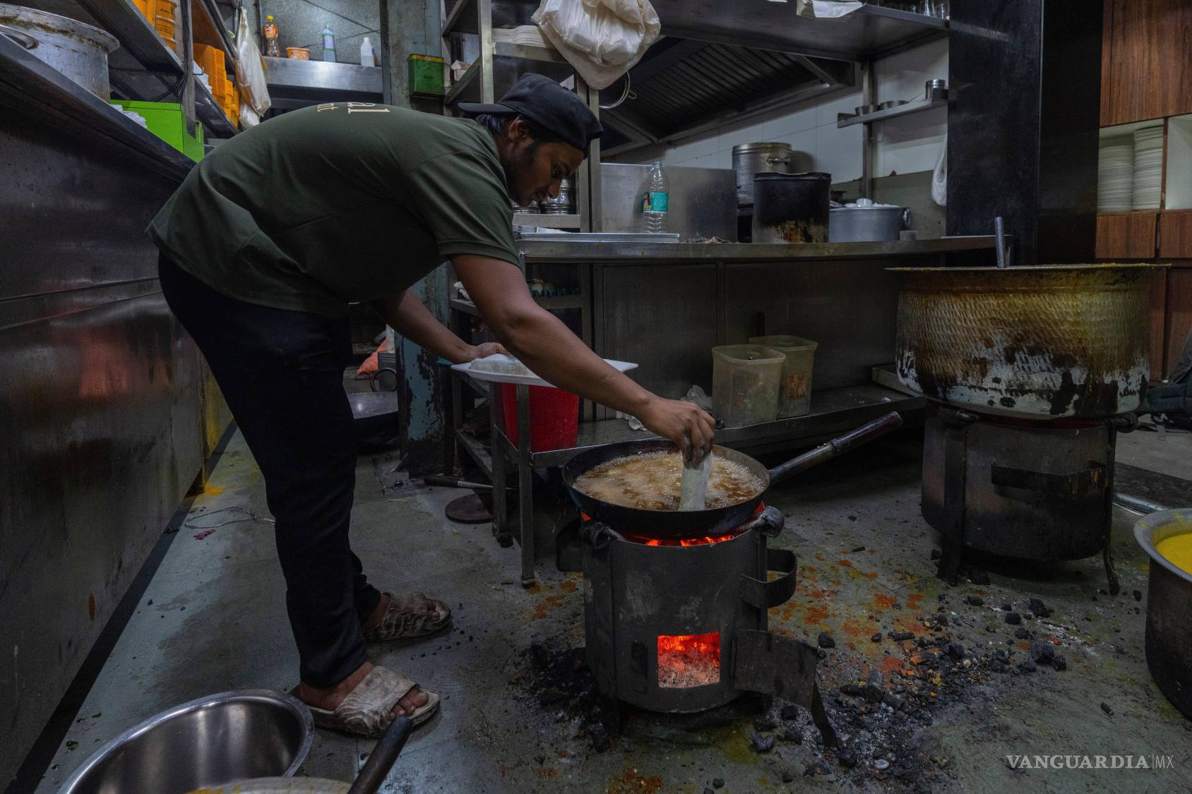 $!Un cocinero prepara comida en un restaurante sobre una estufa de carbón debido a la escasez de gas licuado de petróleo en Mumbai, India.
