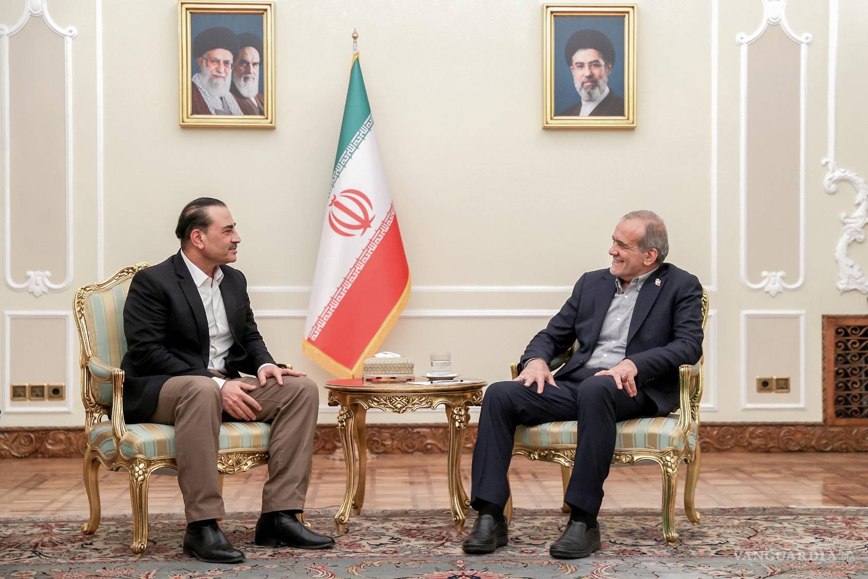 $!El presidente, Masoud Pezeshkian (D) se reúne con el jefe del Ejército de Pakistán, el mariscal de campo Asim Munir, en Teherán, Irán.