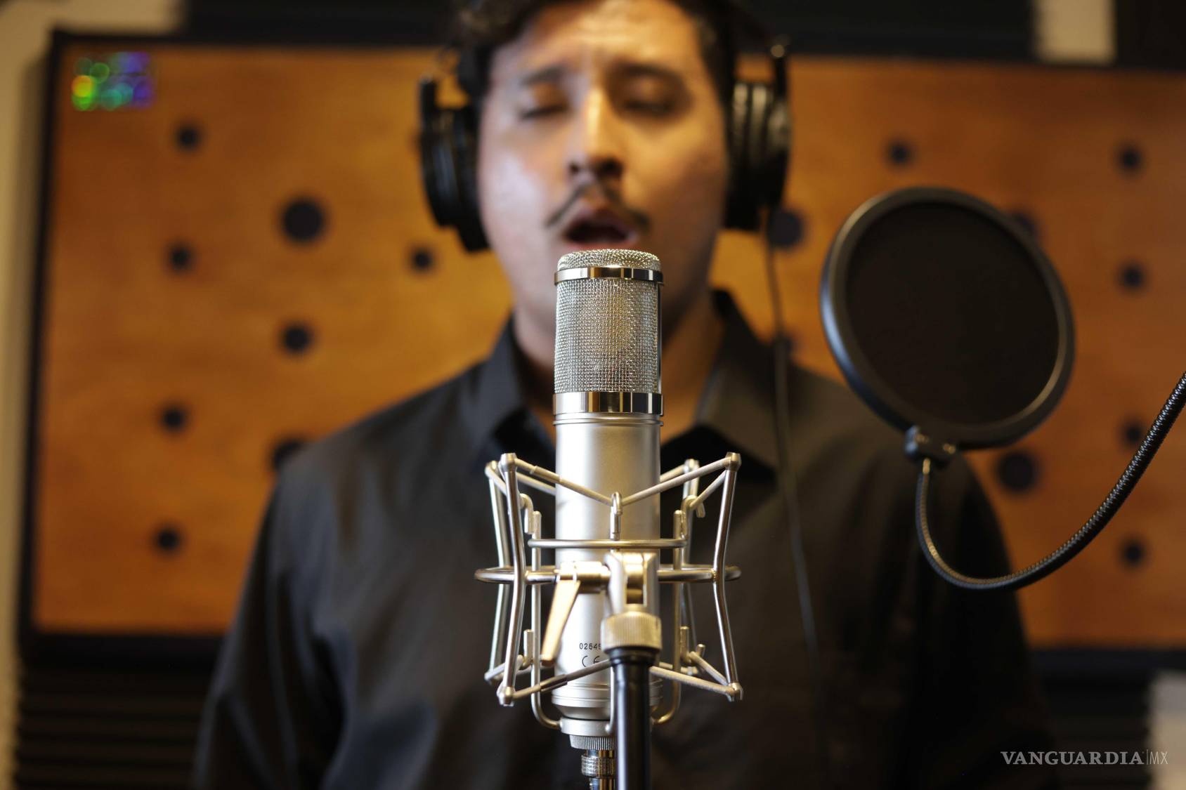 $!A sus 23 años, el cantante saltillense apuesta por mantener viva la esencia de la música mexicana entre las nuevas generaciones.