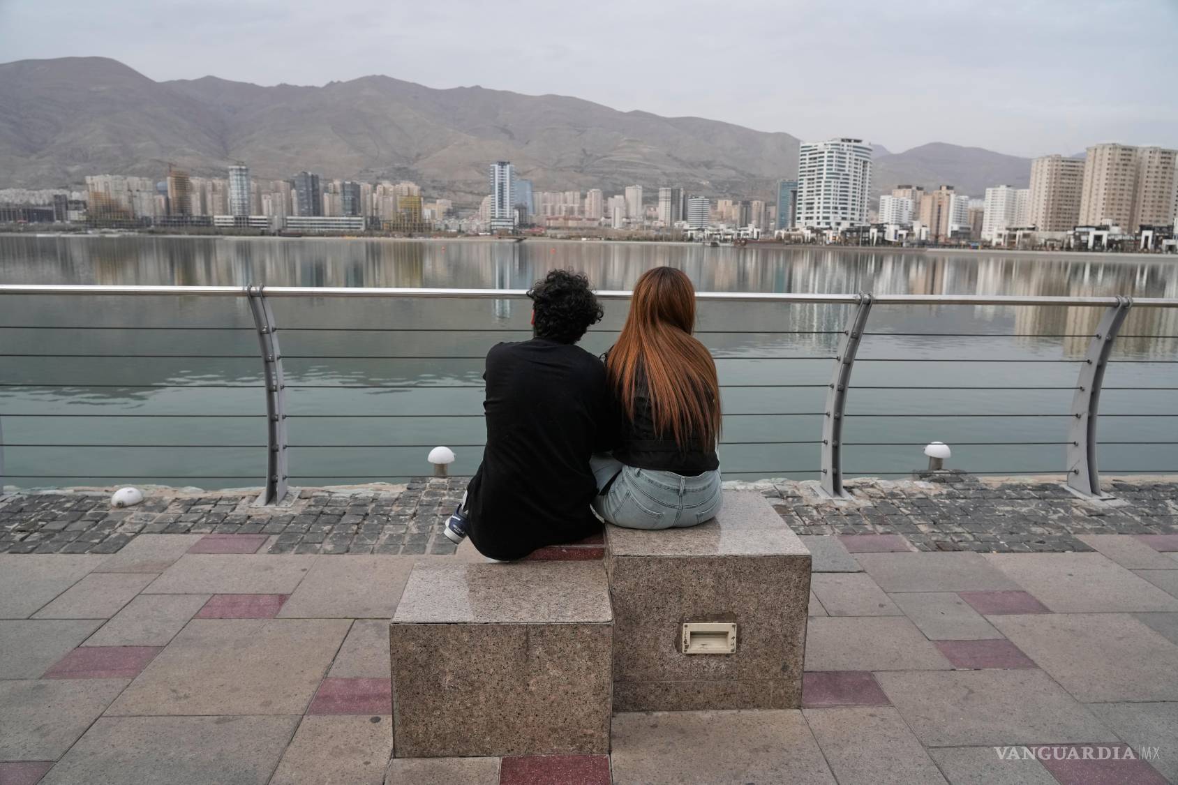 $!Una pareja durante las festividades del Año Nuevo iraní, en el oeste de Teherán, Irán, la gente contempla el lago artificial de los Mártires del Golfo Pérsico.