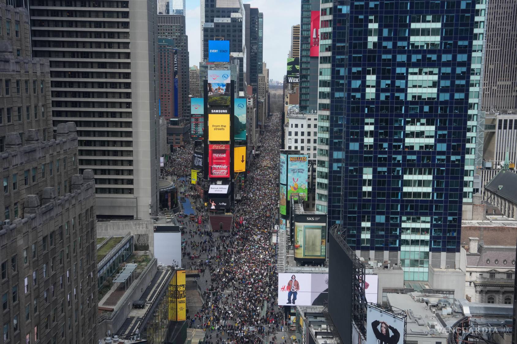 $!El sábado 28 de marzo de 2026, miles de personas participaron en una protesta bajo el lema “No a los reyes” en Nueva York.