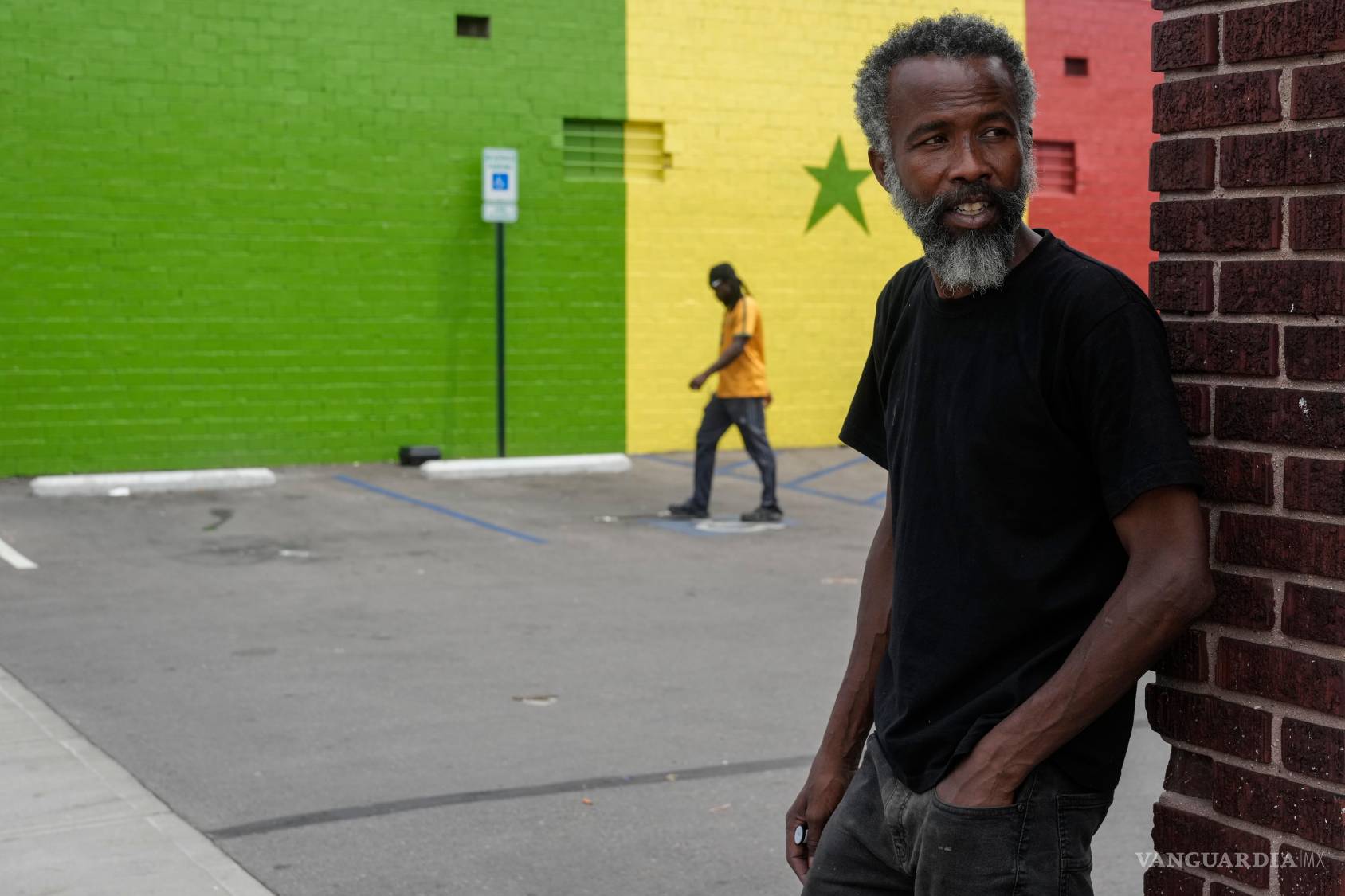 $!143Moussa Sow, un inmigrante mauritano, se encuentra en el estacionamiento del restaurante africano Touba Tedoungal en Lockland, Ohio, el viernes 31 de julio de 2026.