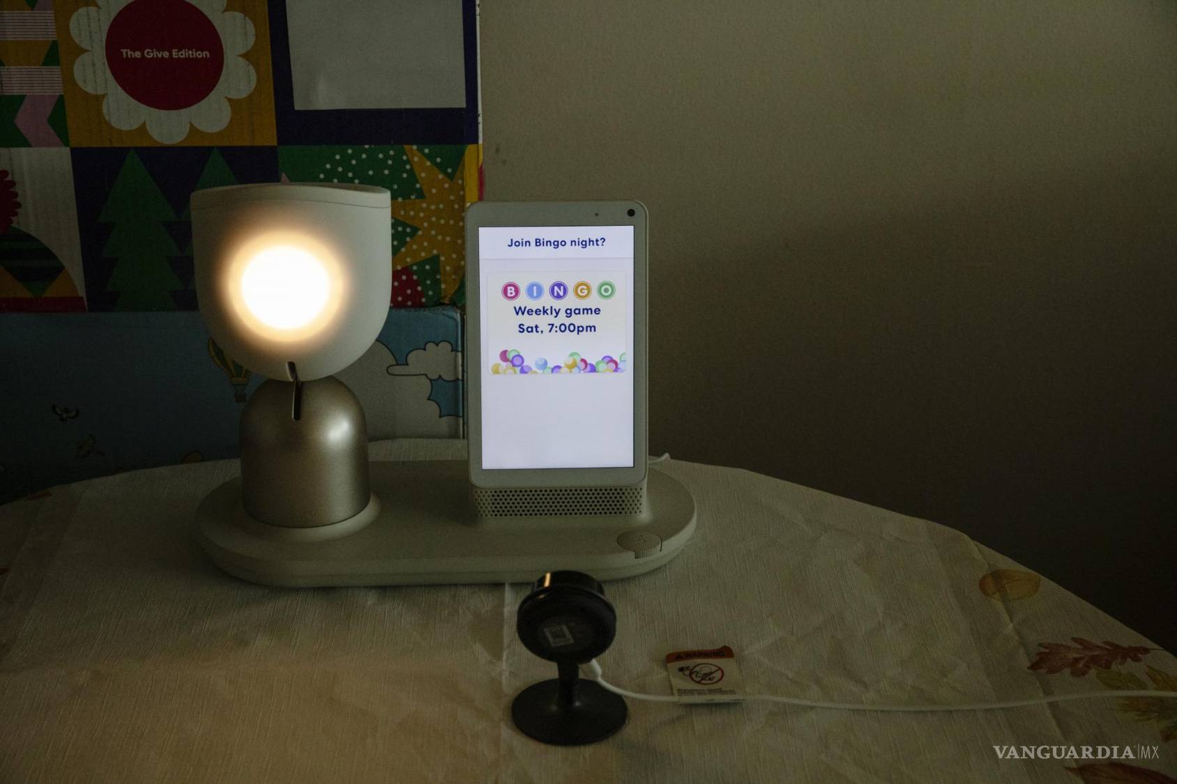 $!ElliQ, un compañero robótico activado por voz y dotado de inteligencia artificial, en casa de Mónica Pérez en Beacon, Nueva York, el 21 de mayo de 2024. | Foto: The New York Times