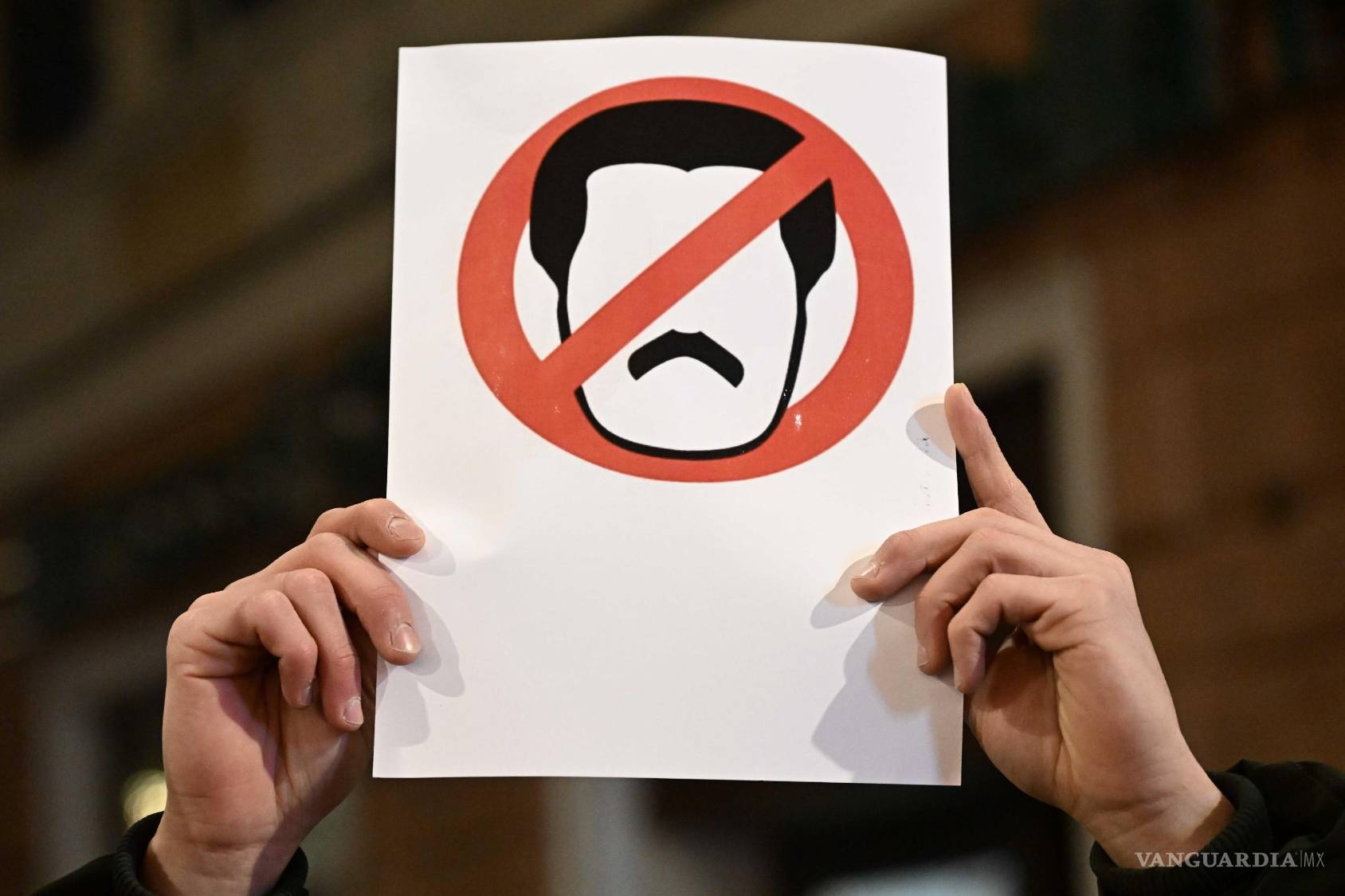 $!Un cartel con el rostro de Maduro tachado simboliza el reclamo internacional y de las familias de las víctimas, quienes recurrieron a la Ley de Protección a las Víctimas de Tortura de EU ante la absoluta impunidad de los crímenes en los tribunales de su propio país.