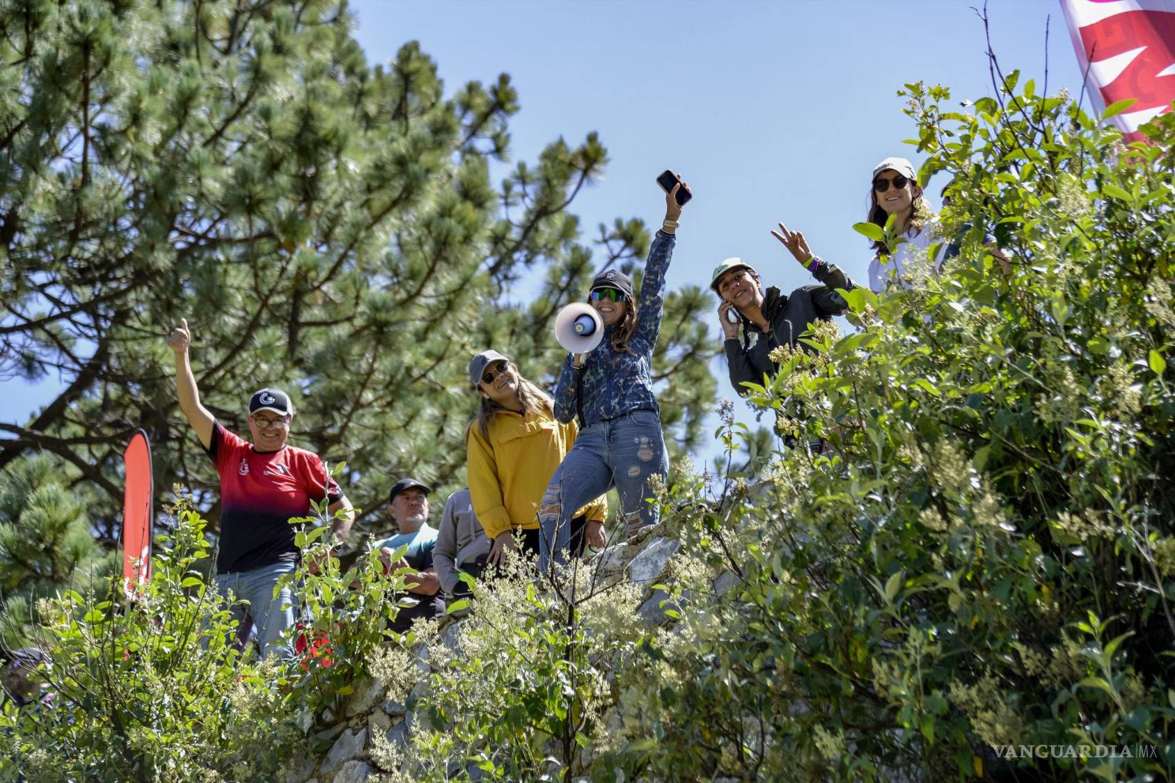 $!Familiares, amigos y espectadores locales animan a los corredores con carteles y gritos de aliento, creando un ambiente de solidaridad y motivación.