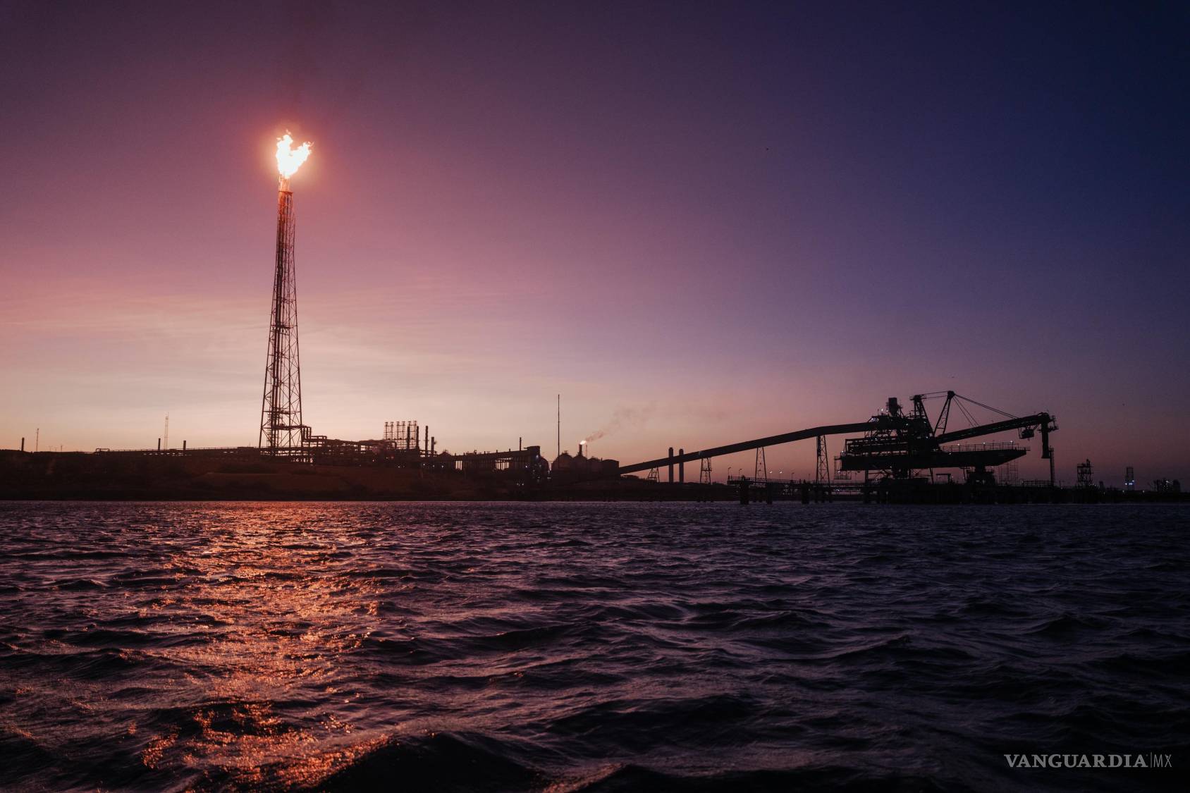 $!Instalaciones petroleras costa afuera en Venezuela, a pesar del potencial de producción, gigantes como Exxon Mobil mantienen cautela debido a los riesgos legales y la inestabilidad política de las últimas décadas.