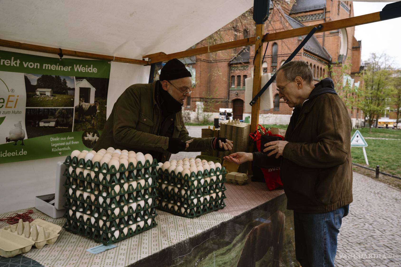 $!Una persona compra huevos en Berlín. Los datos publicados el martes 3 de marzo de 2026 mostraron que la inflación se aceleró inesperadamente en la eurozona.