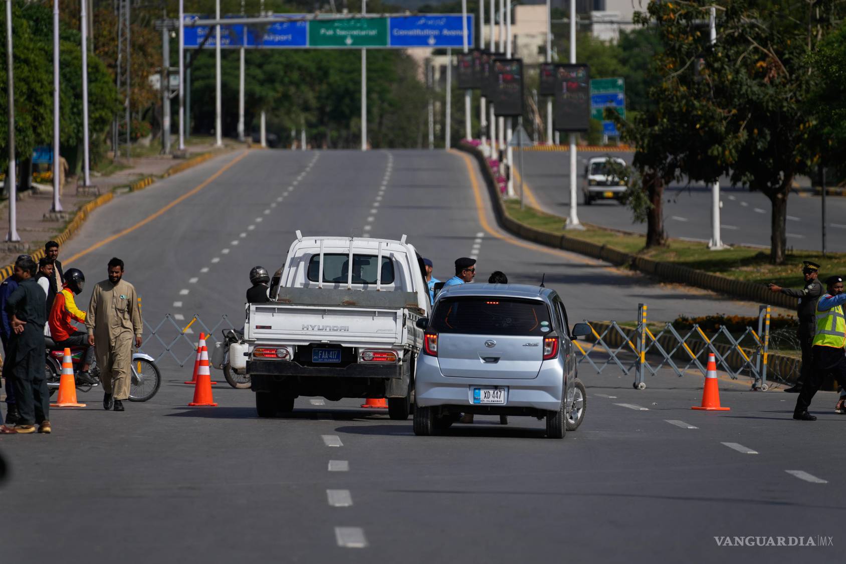 $!Agentes de policía desvían vehículos en un puesto de control en una zona acordonada, antes de la segunda ronda de negociaciones entre Estados Unidos e Irán, en Islamabad, Pakistán.