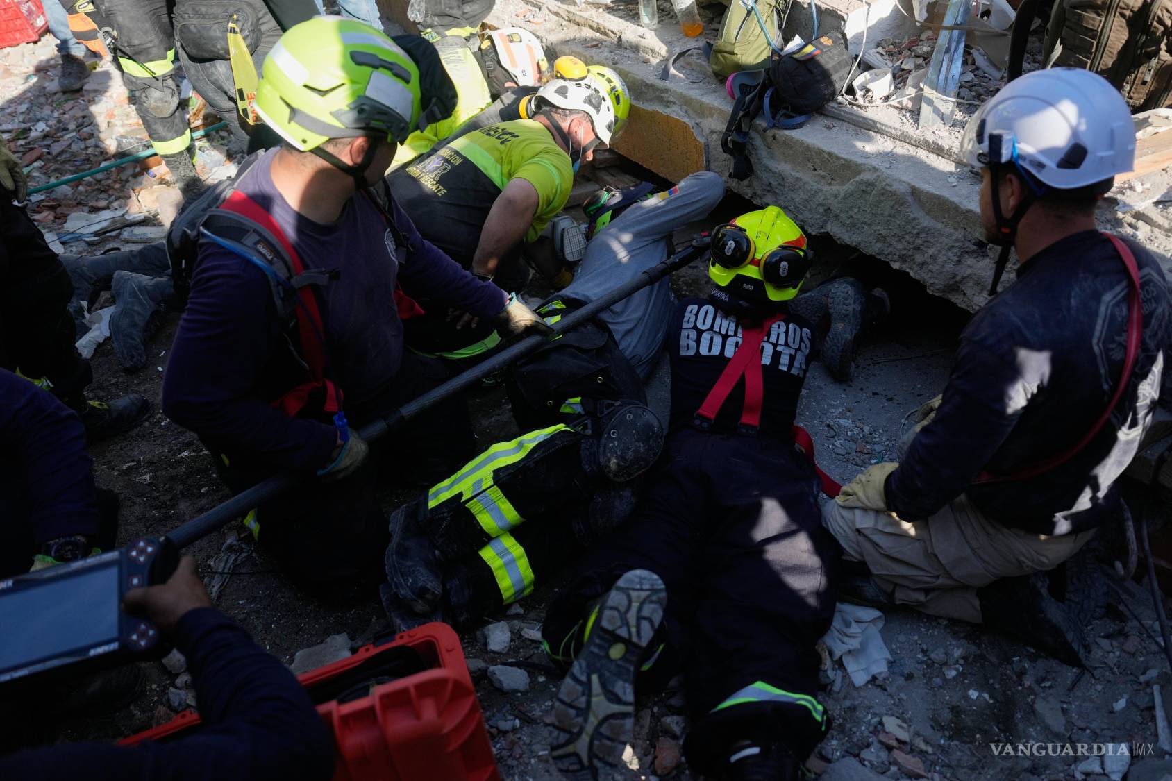 $!Cámaras térmicas y sensores sísmicos rastrean señales de vida bajo el concreto.