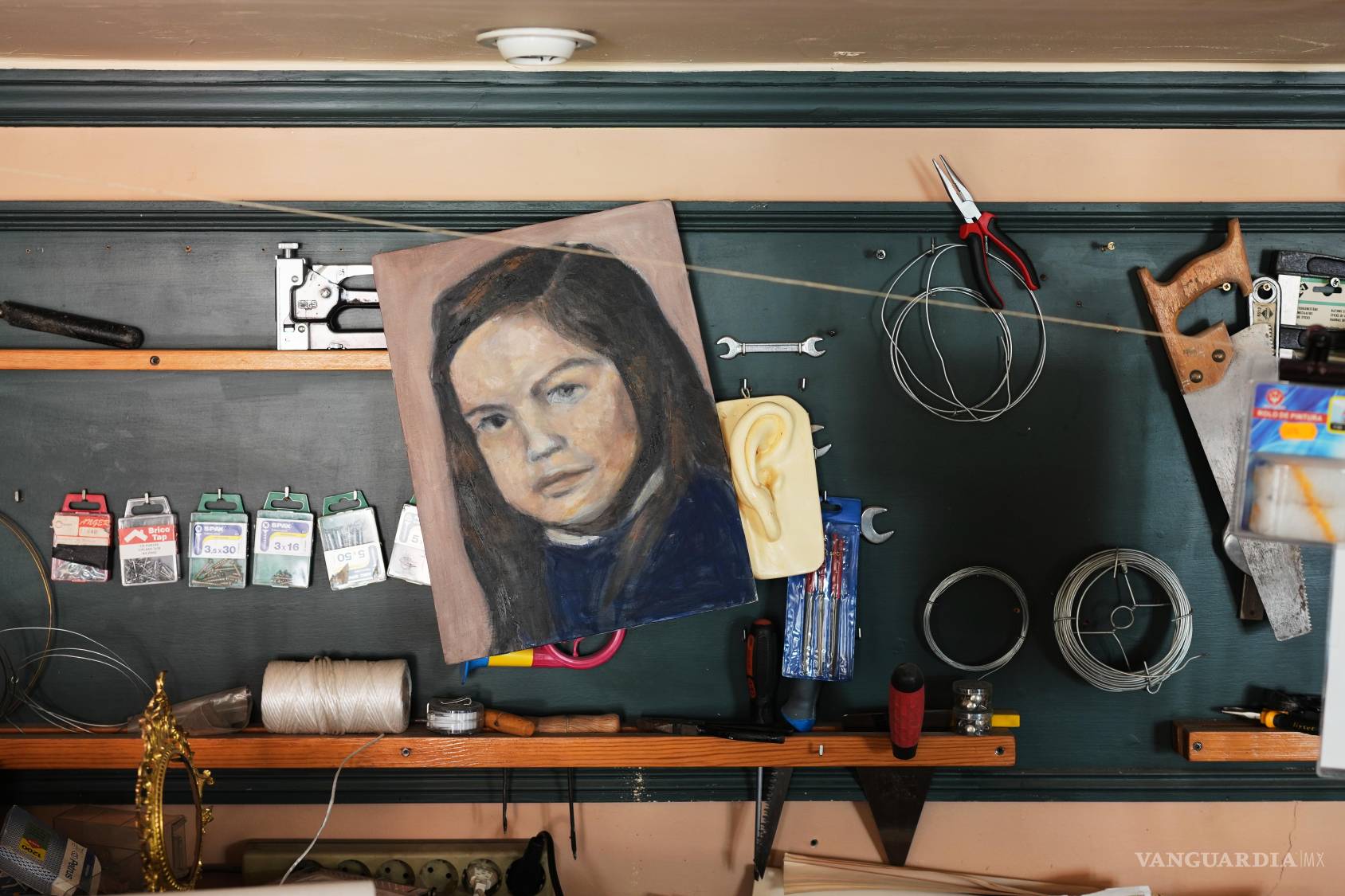 $!Un autorretrato infantil de Paula Alonso-Pimentel cuelga en el estudio de su apartamento en Madrid, España.