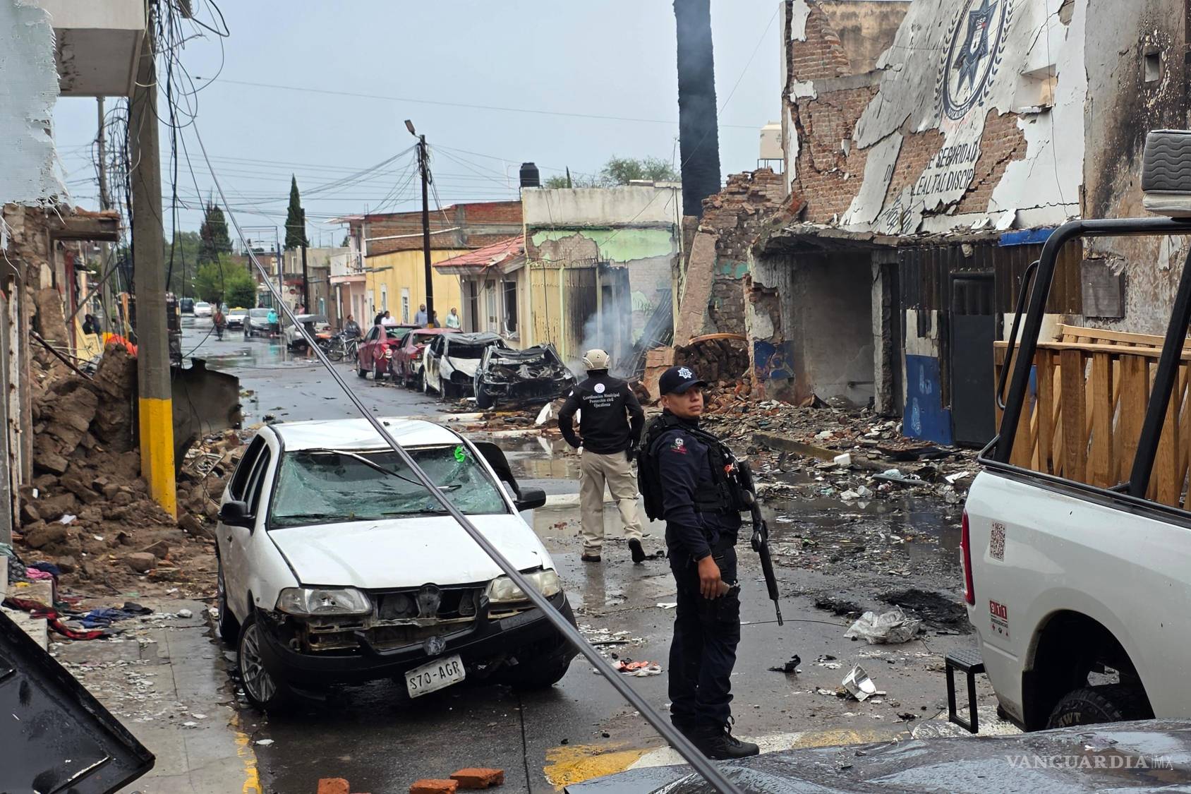 $!Agentes de policía se encuentran frente a una comisaría municipal dañada tras la explosión de un coche bomba durante la noche en Ojocaliente, en Zacatecas.