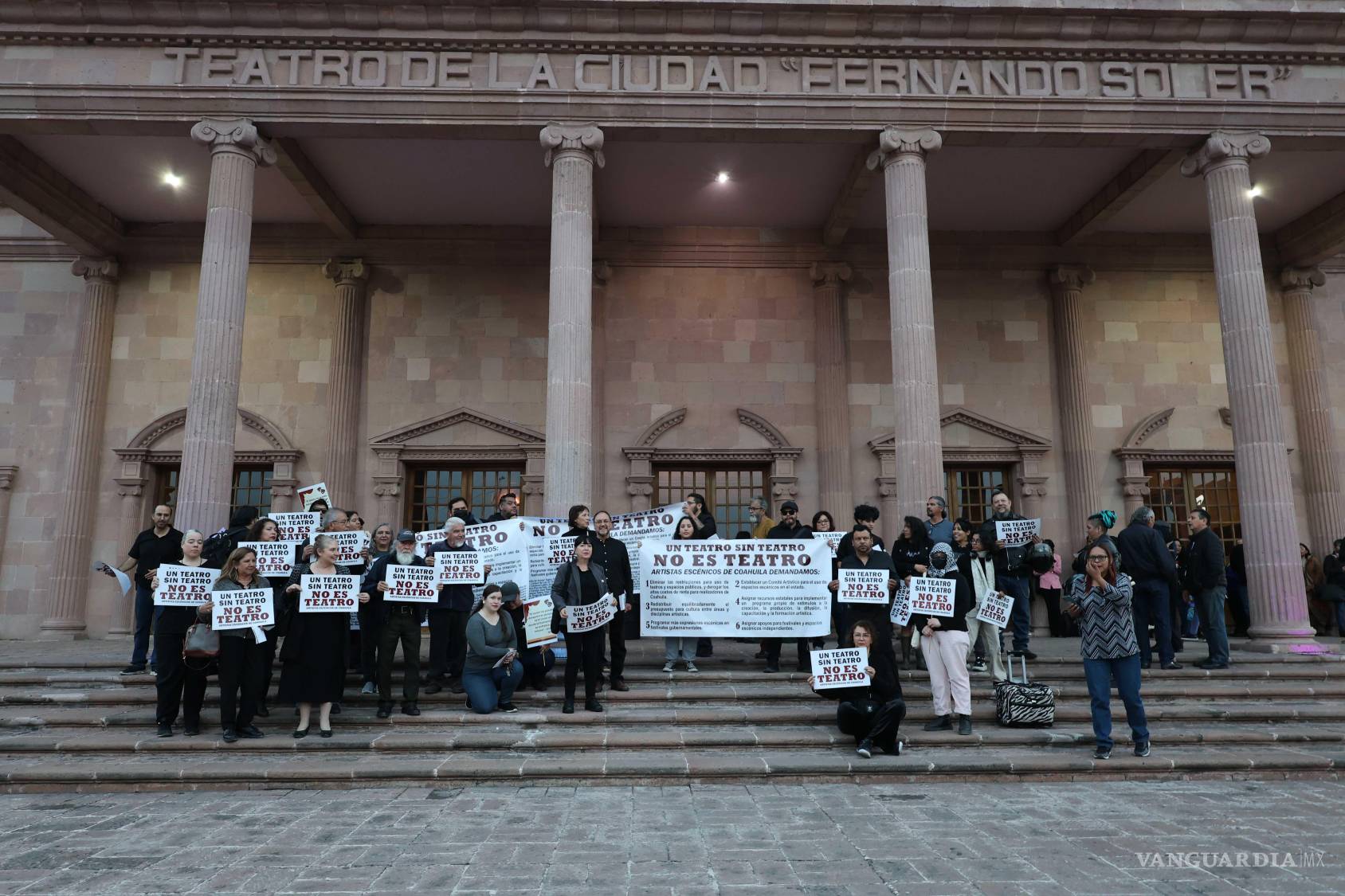 $!¿Por qué hubo una manifestación afuera del Teatro de la Ciudad en Saltillo?