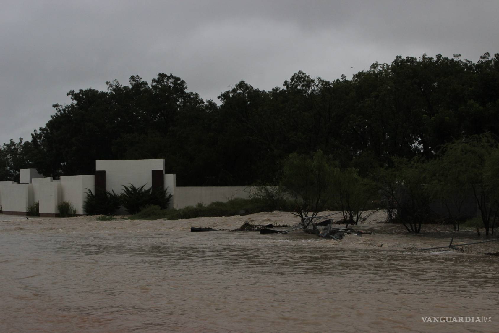 $!Paralizan lluvias a Saltillo: se inunda norte de la ciudad y colapsa donde no se debió construir