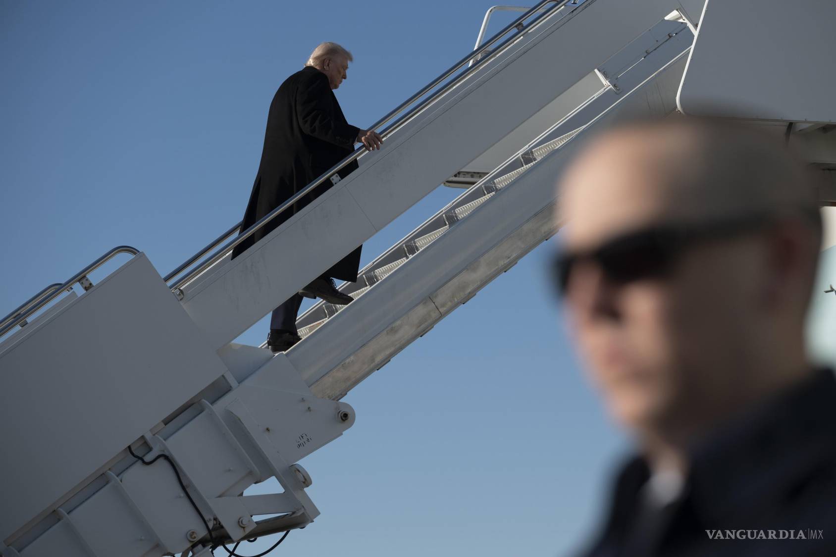 $!El presidente Trump afirmó el viernes que un cambio de régimen en Irán “sería lo mejor que podría ocurrir”, mientras continuaba amenazando con una acción militar contra el país.