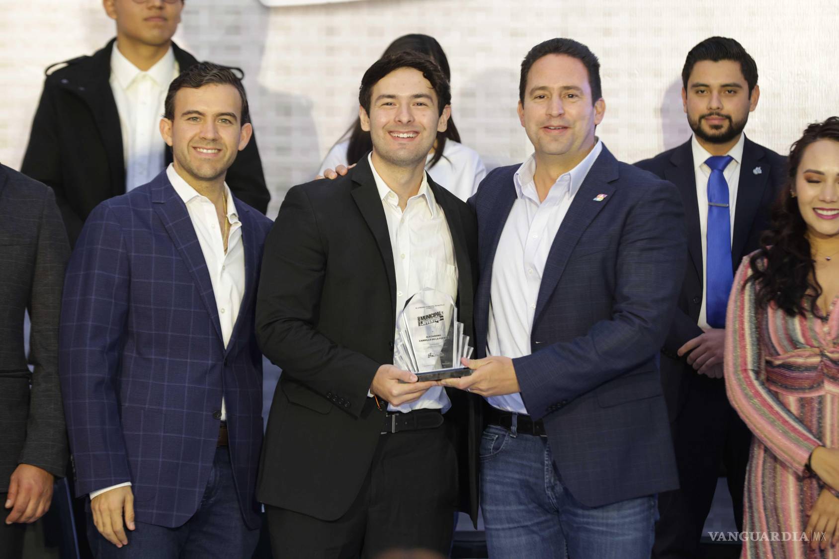 $!El ilustrador y director de animación Alejandro Carrillo recibió el premio en Logro Cultural por su trayectoria internacional, que incluye exhibiciones en el Museo de Walt Disney y colaboraciones con grandes productoras.