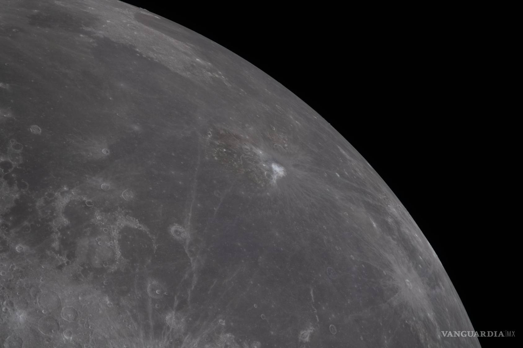 $!La tripulación de Artemis II capturó una imagen de cerca de la cara visible de la Luna mientras la nave espacial Orion de la NASA se aproximaba para el sobrevuelo lunar.