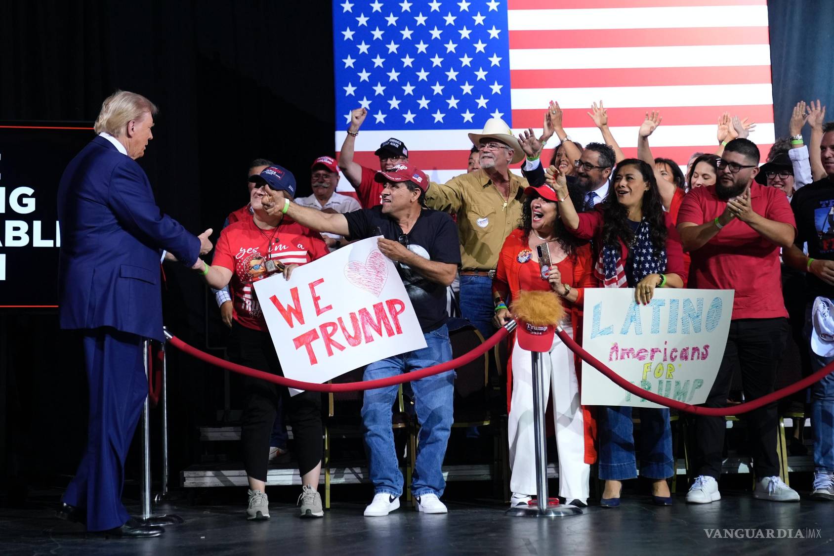 $!Donald Trump saluda a una multitud de simpatizantes latinos en un mitin. Aunque este sector fue clave para su victoria en 2024, líderes religiosos como el reverendo Gabriel Salguero advierten sobre una creciente “desilusión y frustración” dentro de las congregaciones evangélicas latinas debido a las políticas migratorias del gobierno.