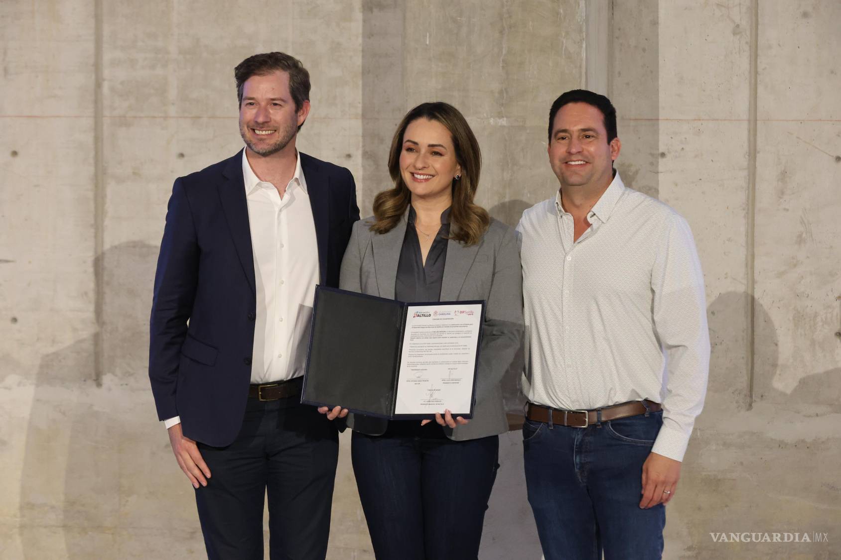$!Esteban Garza Fishburn, rector de la Universidad Carolina, firmó el convenio de colaboración con el DIF Saltillo y el Ayuntamiento. FOTO: HOMERO SÁNCHEZ