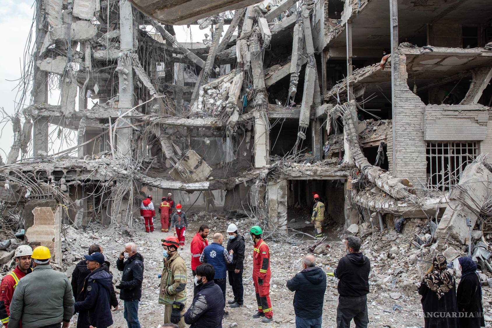 $!Voluntarios de la Media Luna Roja iraní en el lugar del ataque con misiles en Teherán el jueves 12 de marzo de 2026.
