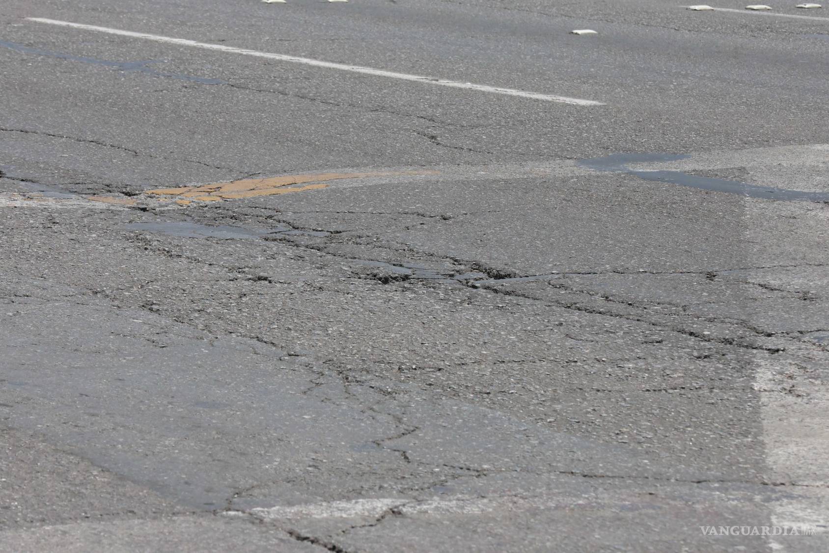 $!Las grietas visibles en el bulevar Venustiano Carranza representan un riesgo para los vehículos que transitan a diario por la zona.