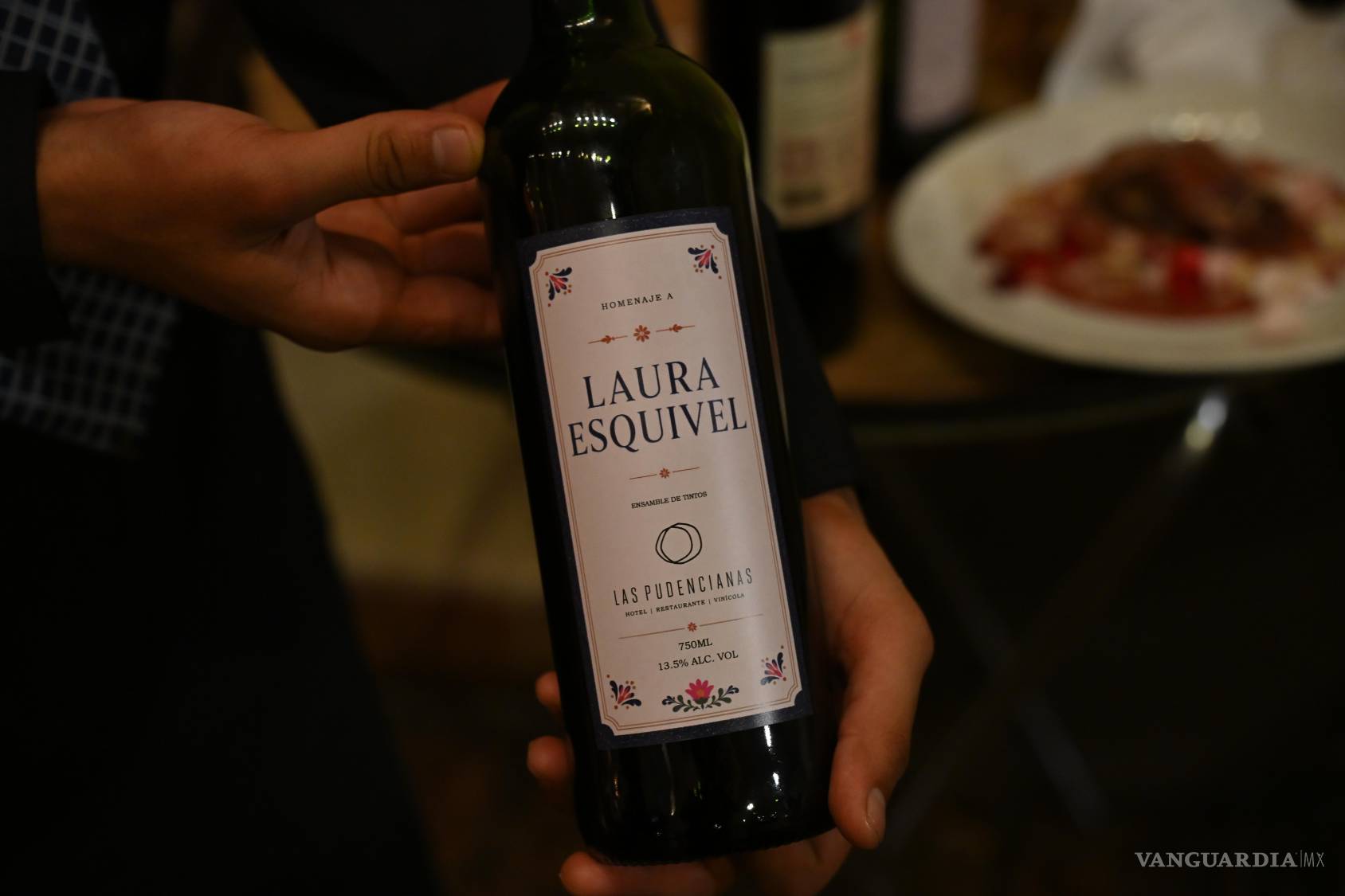 $!Bebidas. El vino Las Pudencias fue conformado con la fórmula que la propia autora eligió para el evento.
