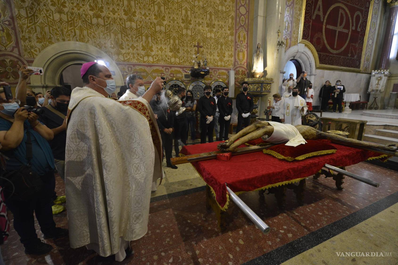 $!Misa y ceremonia para bajar al Santo Cristo de la capilla, en la víspera de su novenario.
