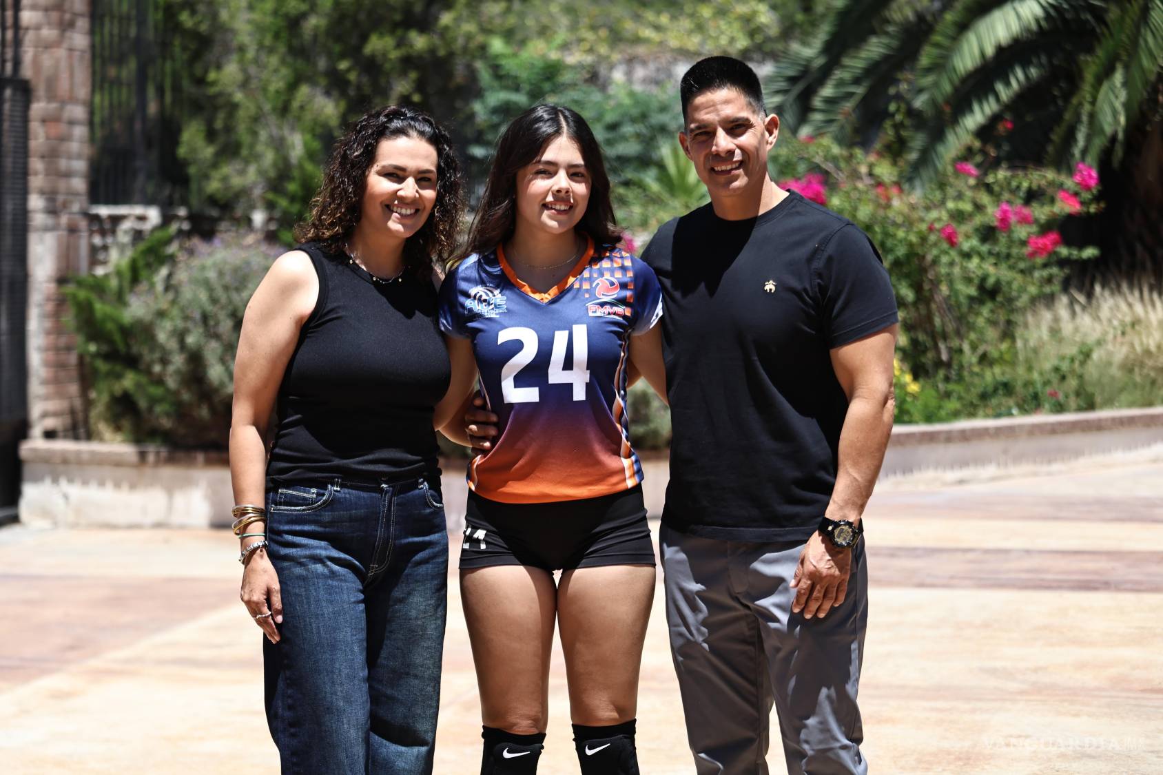 $!Ludy de León y José Luis Rodríguez ha acompañado a Romina durante su trayectoria deportiva y académica, respaldando su preparación para esta nueva etapa en Canadá.