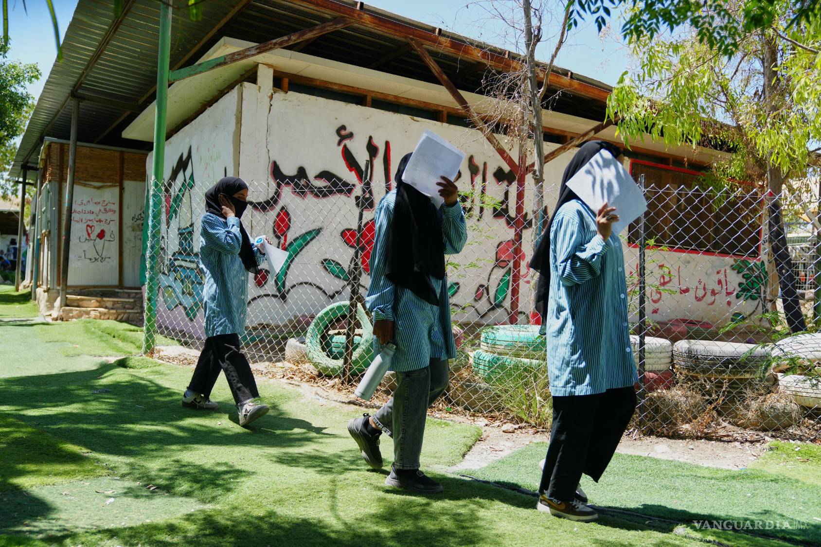 $!Estudiantes palestinos regresan a casa tras recibir sus boletines de calificaciones de fin de año en las aldeas beduinas de Khan al-Ahmar, en Cisjordania.