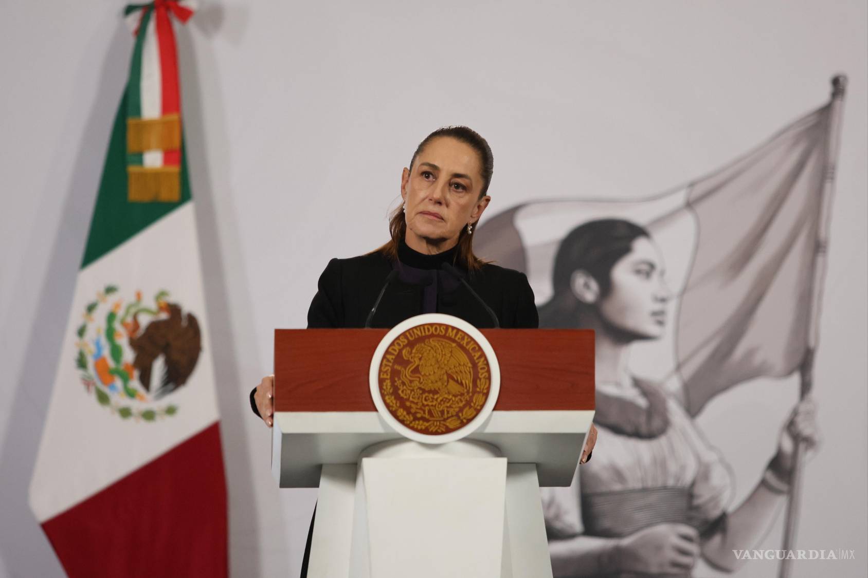 $!La presidenta Claudia Sheinbaum durante una conferencia de prensa. Su gobierno ha mantenido una retórica firme en defensa de la soberanía nacional ante lo que califica como presiones e injerencias externas.