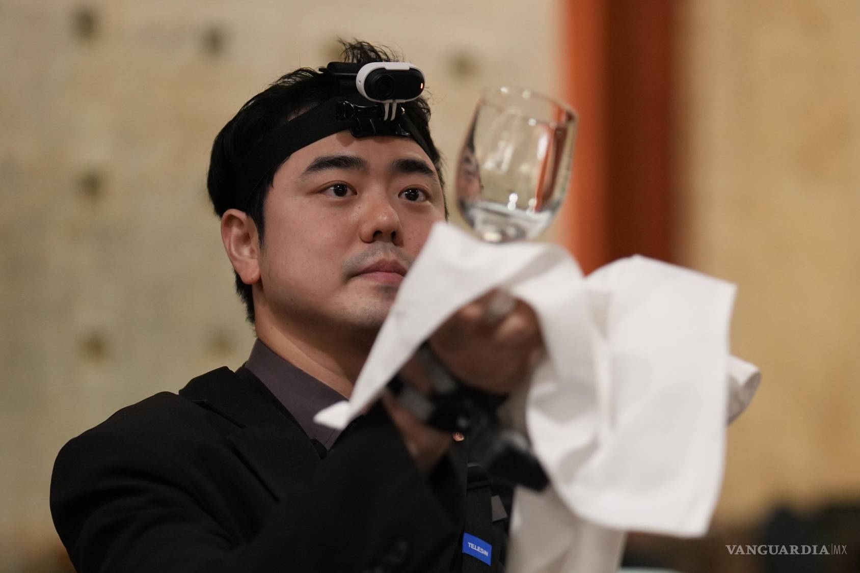 $!David Park, gerente de alimentos y bebidas del Hotel Lotte de Seúl, hace una demostración en Seúl, Corea del Sur.