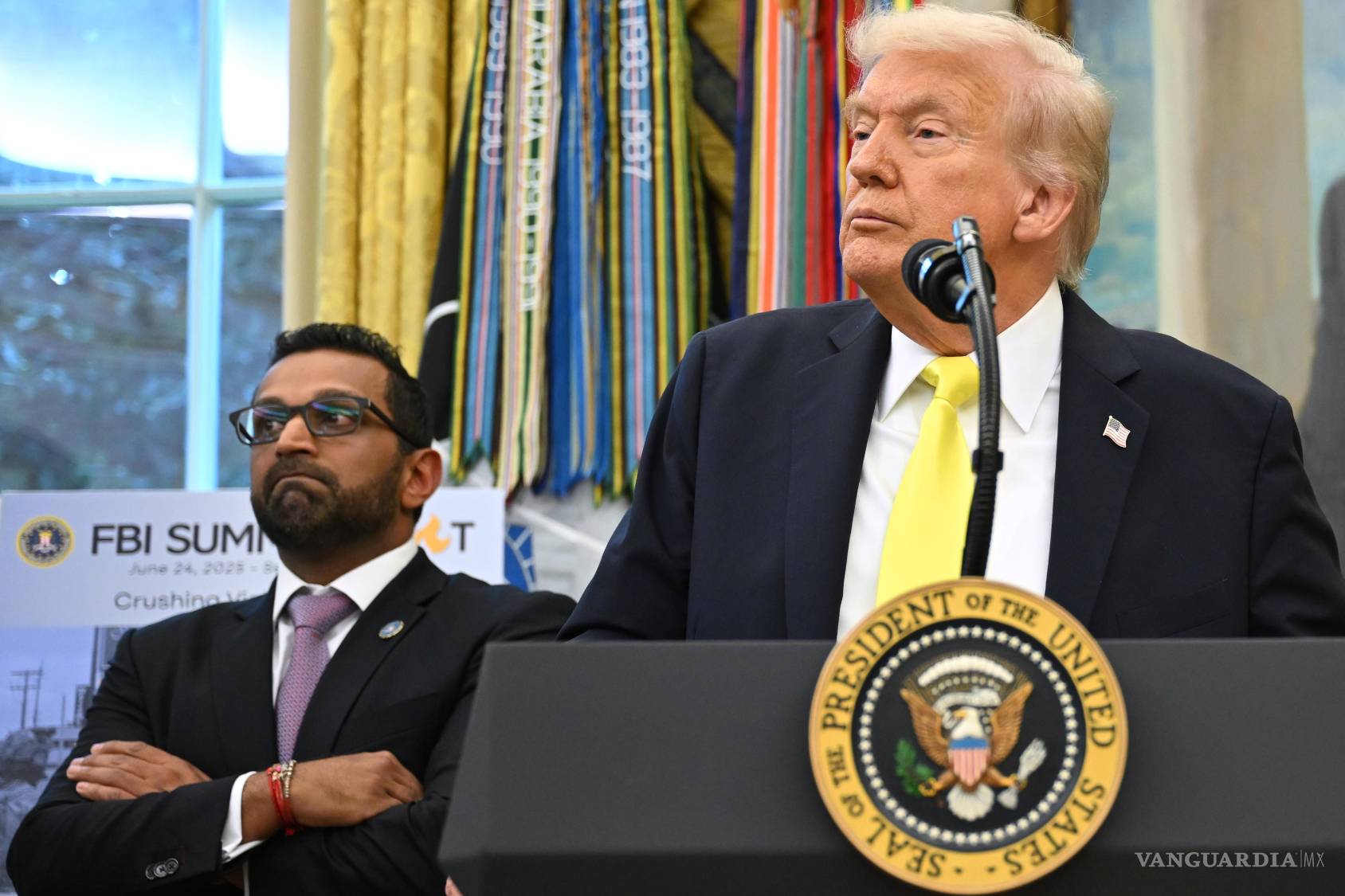 $!Kash Patel y el presidente Donald Trump en el “FBI Summit”, donde se discutió la “gran conspiración” y las supuestas pruebas en bolsas para quemar.