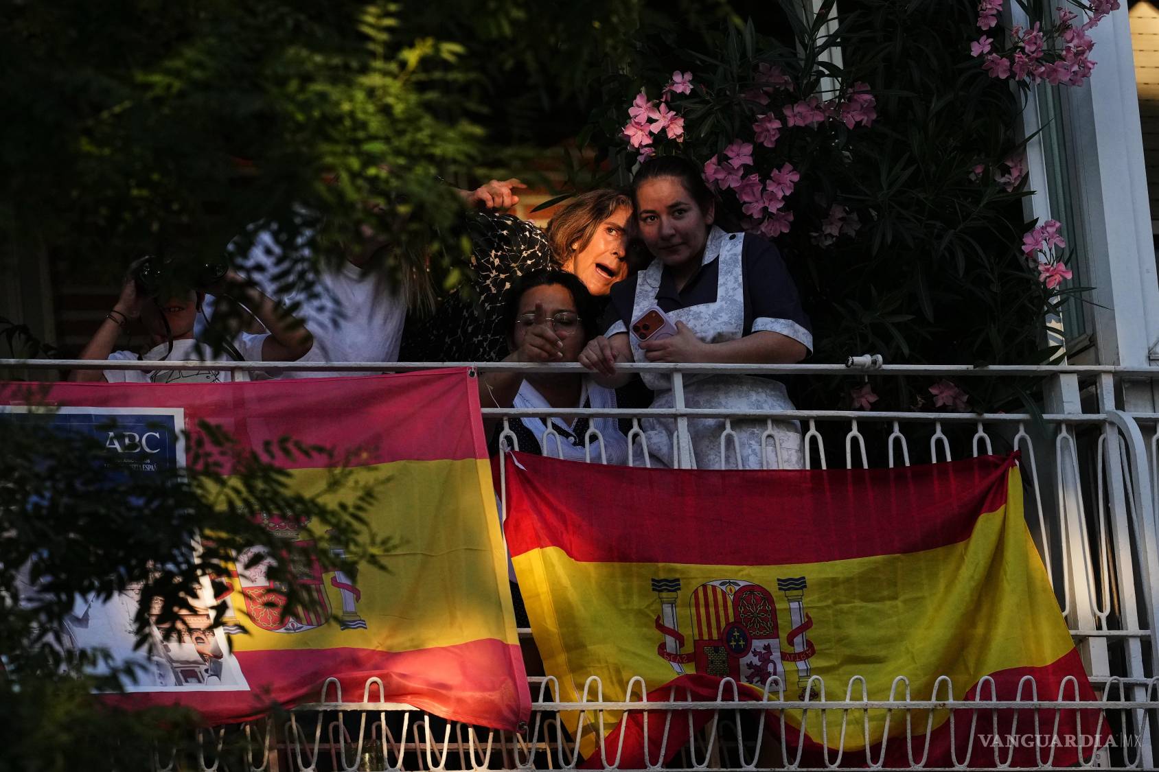 $!Desde sus casas, la gente observa la llegada del Papa León XIV a la Plaza de Lima en Madrid.