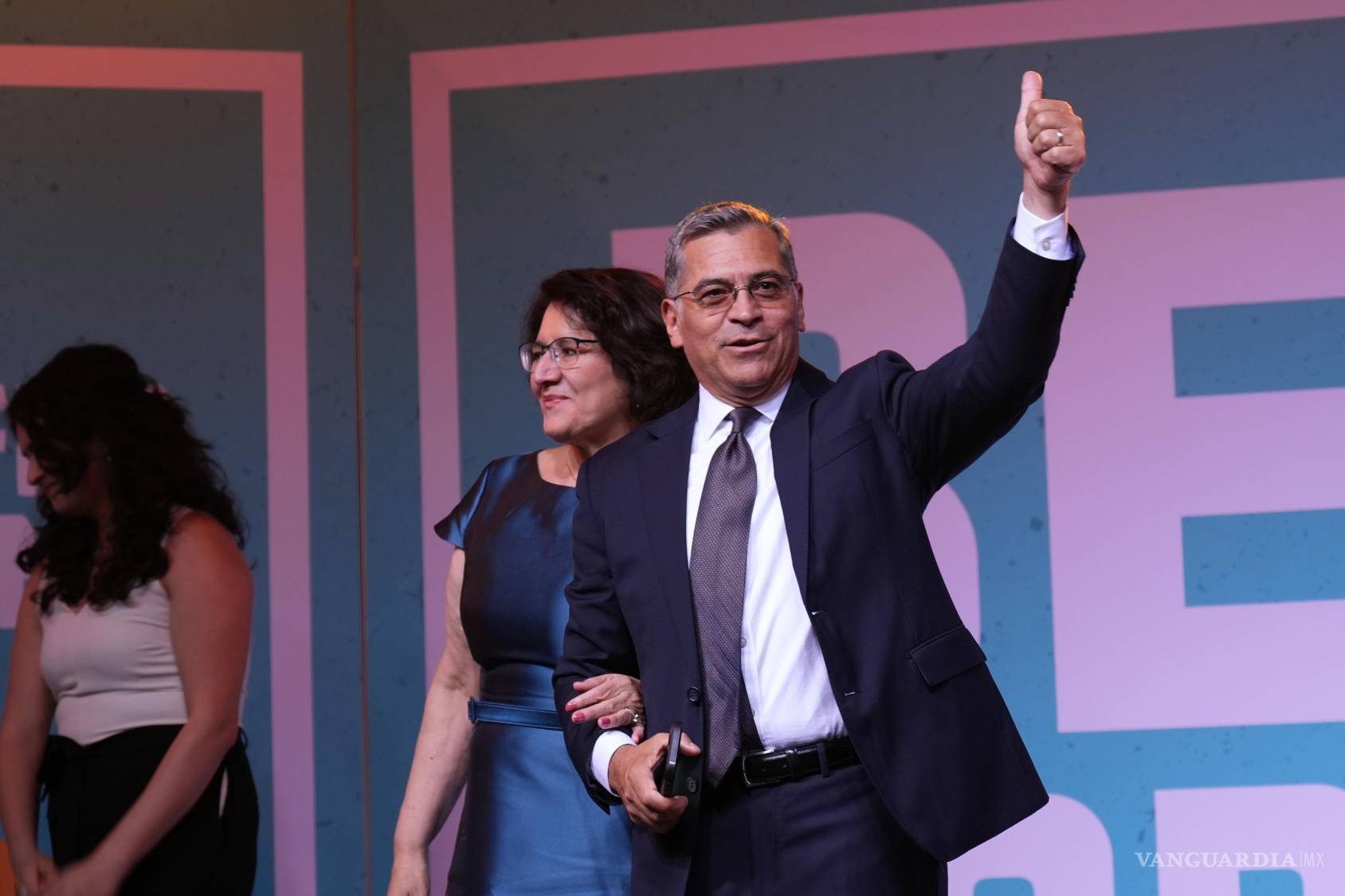 $!El candidato demócrata a gobernador de California, Xavier Becerra, hace un gesto durante un acto de la noche electoral, el martes 2 de junio de 2026, en Los Ángeles.