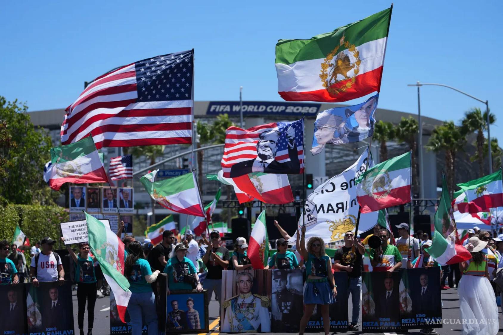 $!Personas protestan frente al estadio de Los Ángeles antes del partido de fútbol del Grupo G de la Copa del Mundo entre Irán y Nueva Zelanda en Inglewood, California.