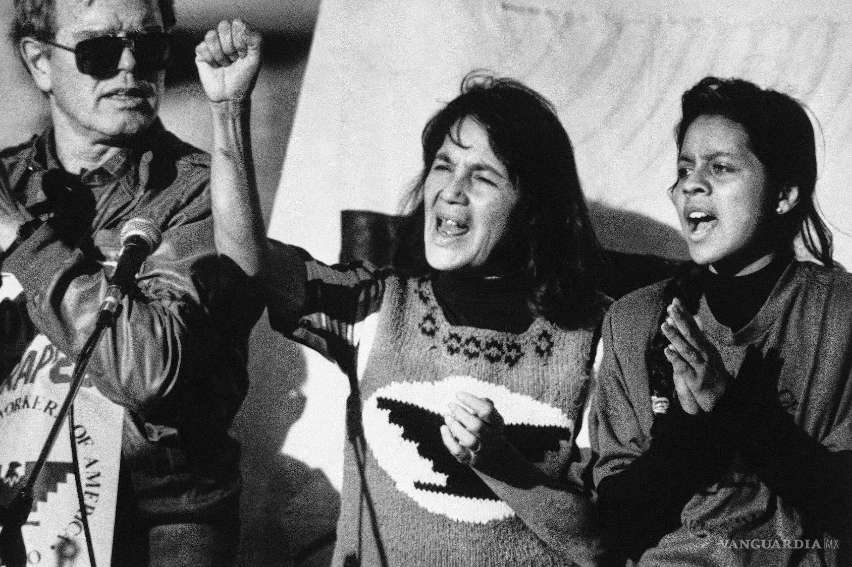 $!La líder de United Farm Workers (UFW) Dolores Huerta, centro, encabeza una marcha en el distrito Mission de San Francisco el 19 de noviembre de 1988, junto con Howard Wallace, presidente del capítulo de San Francisco del UFW, izquierda, y Maria Elena Chavez, de 16 años, hija de Cesar Chavez, derecha, como parte de un boicot nacional a lo que UFW califica como el uso peligroso de pesticidas en las uvas de mesa.