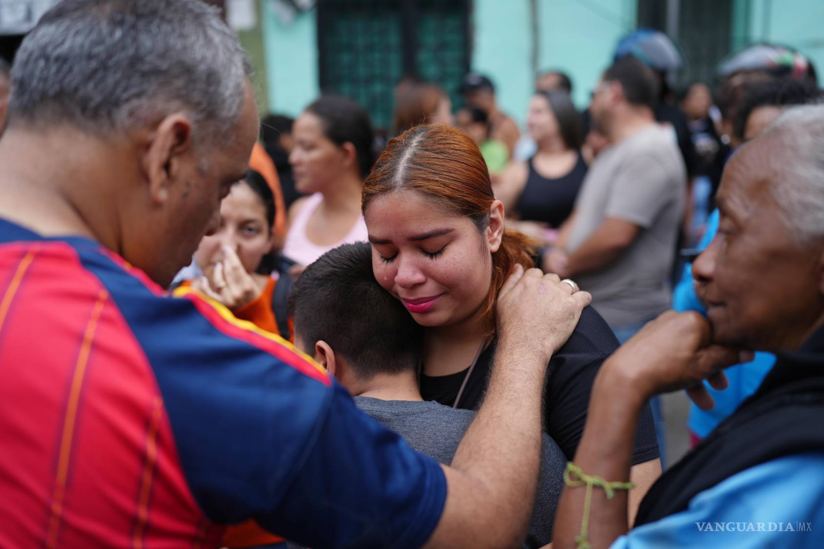 $!Vecinos permanecen frente a la escuela San Judas Tadeo tras el derrumbe parcial del edificio en Caracas, Venezuela.
