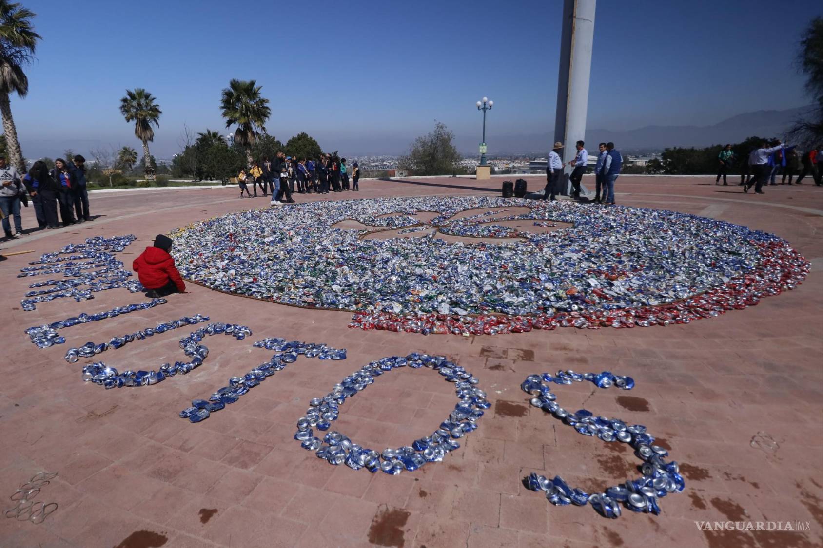 $!DinoShiners y una joven con insuficiencia renal reciben ayuda económica gracias a la venta de latas recolectadas.