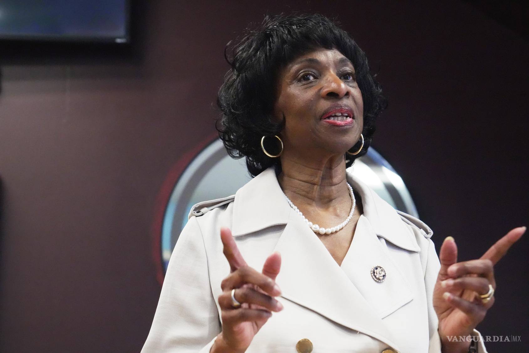 $!La representante Valerie Foushee, demócrata por Carolina del Norte, habla con sus electores en Rivals Barbershop, Durham, Carolina del Norte.