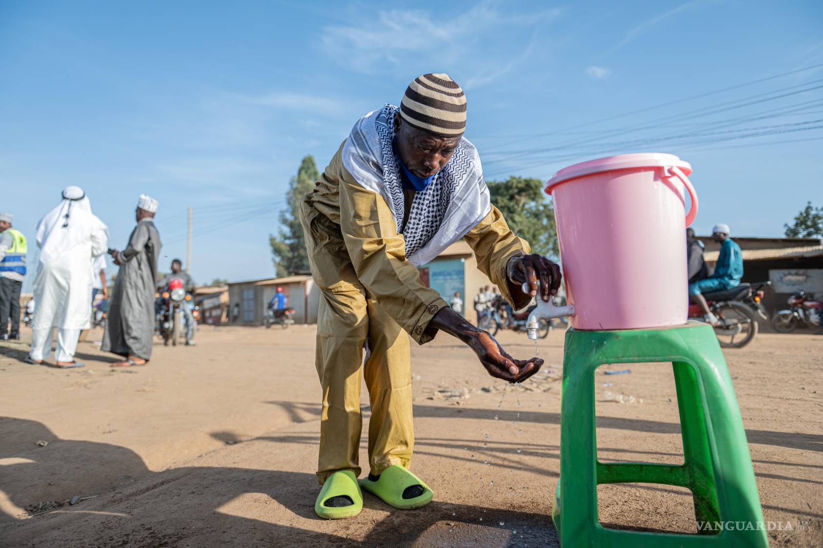 $!Las medidas de prevención sanitaria se intensifican en las zonas de riesgo tras la decisión de Uganda de cerrar su frontera con la República Democrática del Congo debido a la falta de tratamientos aprobados para esta variante del virus.
