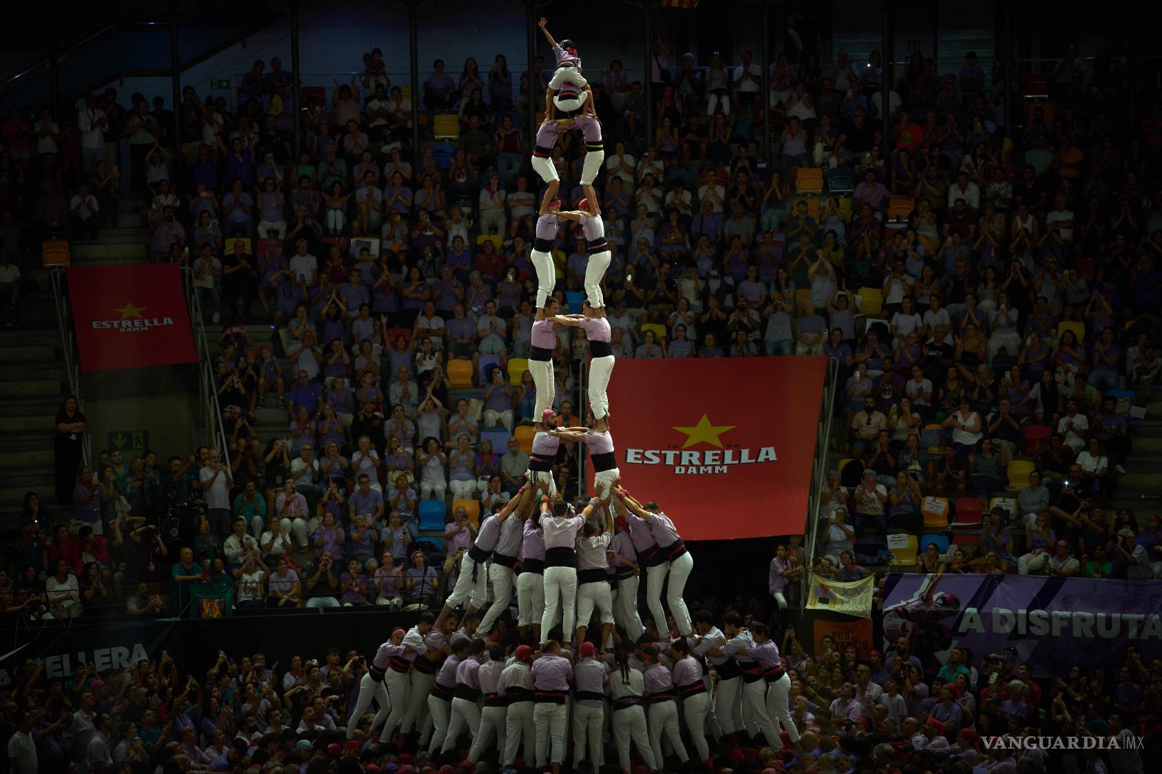 $!Miembros de Castellers Jove de Tarragona forman un “castell” o torre humana, durante el 30º Concurs de Castells o Concurso de Torres Humanas en Tarragona, España, el domingo 4 de octubre de 2026. (Foto AP/Emilio Morenatti)