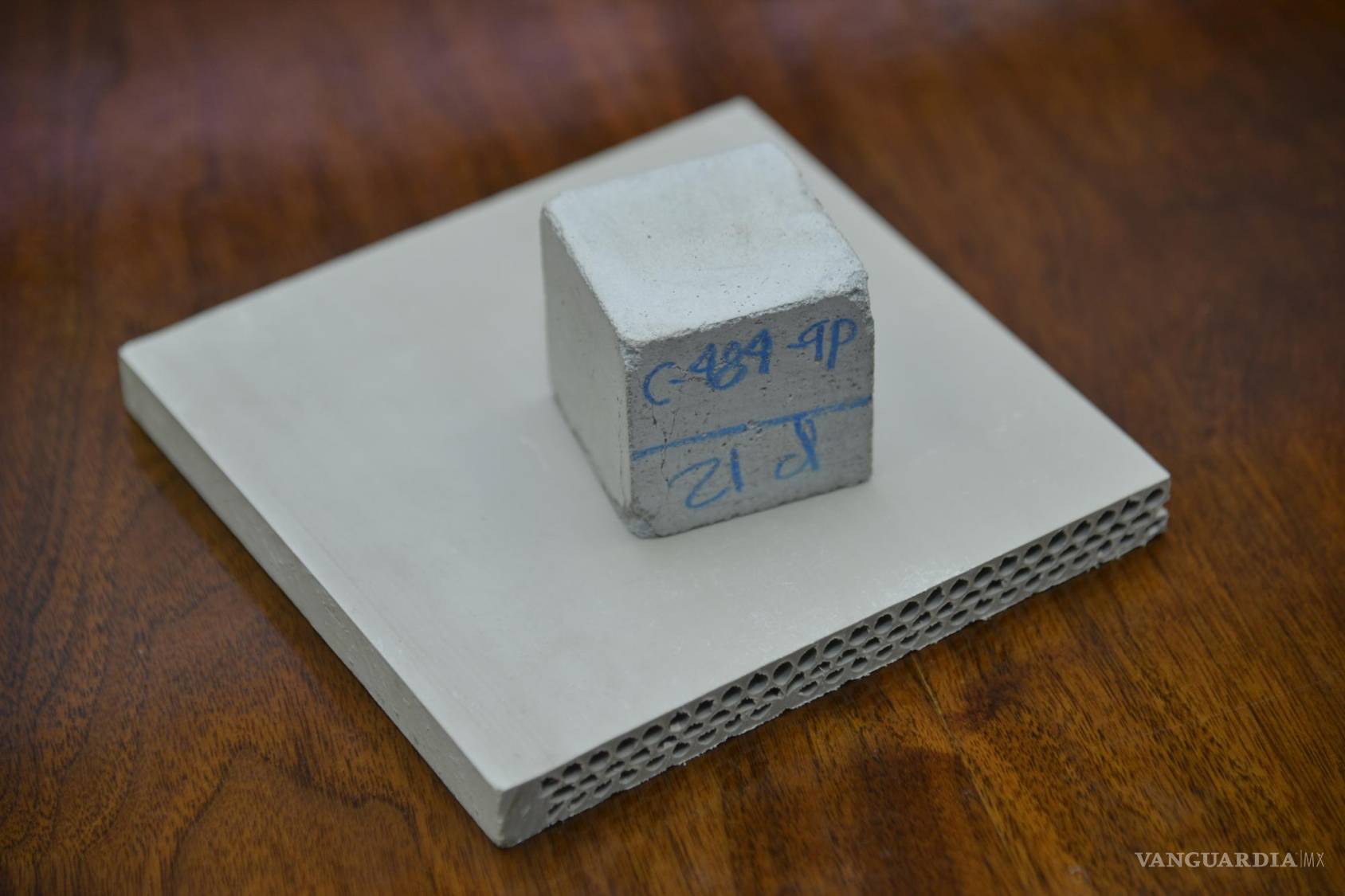 $!Walter desarrolla este cemento sustentable para combatir la contaminación del aire.