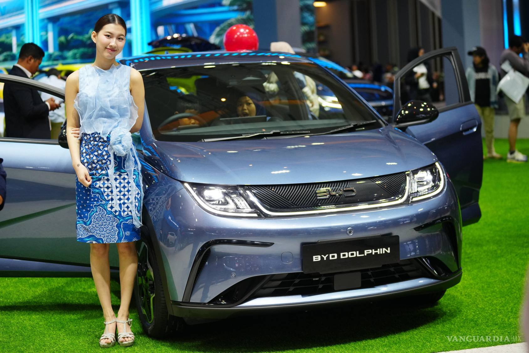 $!Una modelo junto a un BYD Dolphin durante el Salón Internacional del Automóvil de Indonesia en Yakarta, Indonesia, el sábado 7 de febrero de 2026.